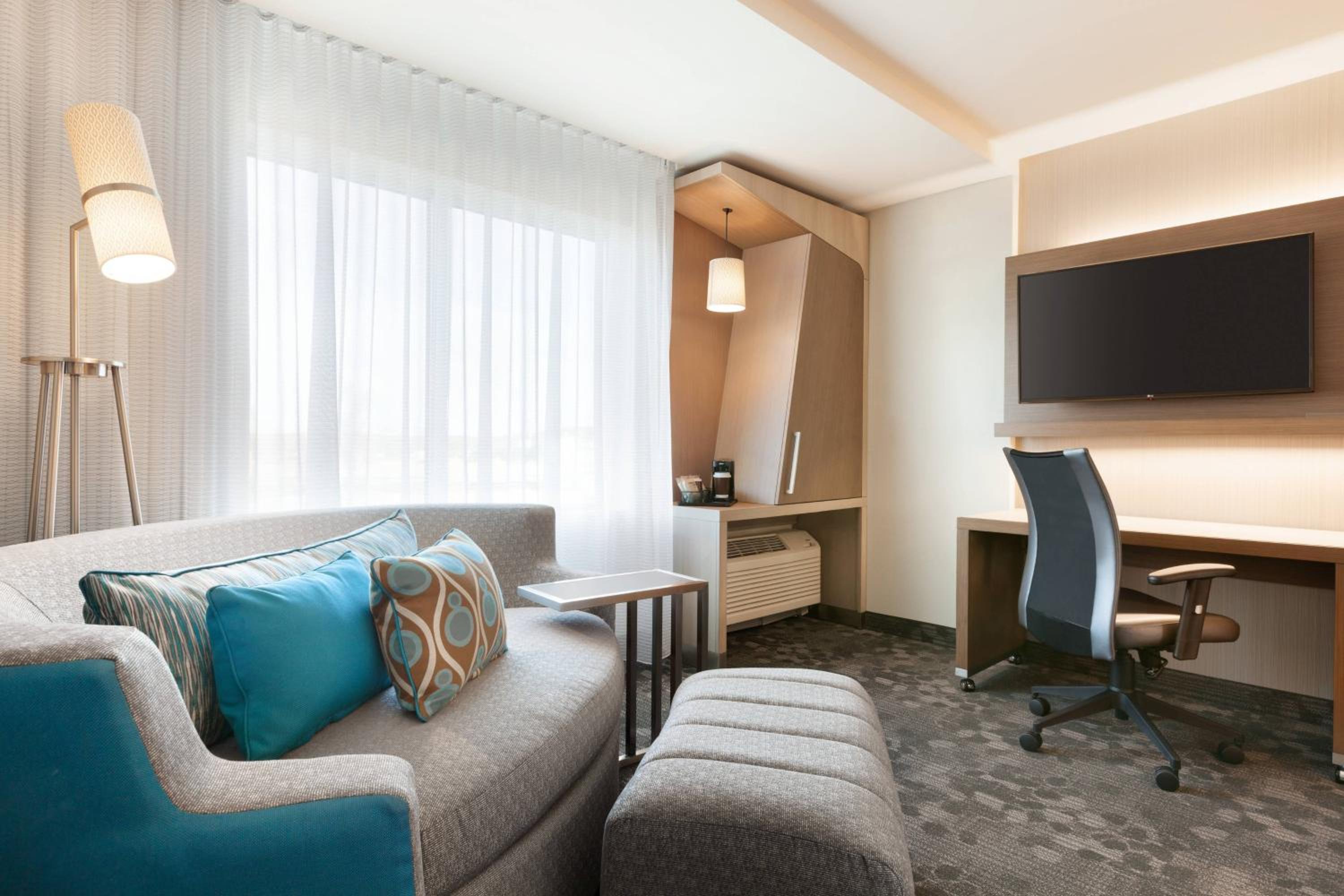 One-Bedroom Queen Suite with Sofa Bed and Adapted Tub - Mobility Accessible photo 1