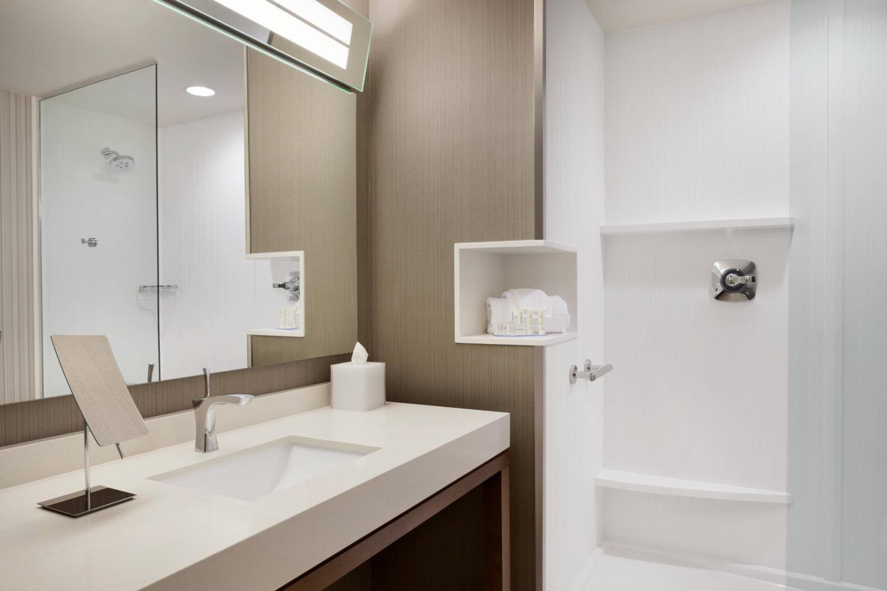 Queen Studio with Adapted Tub - Mobility Accessible