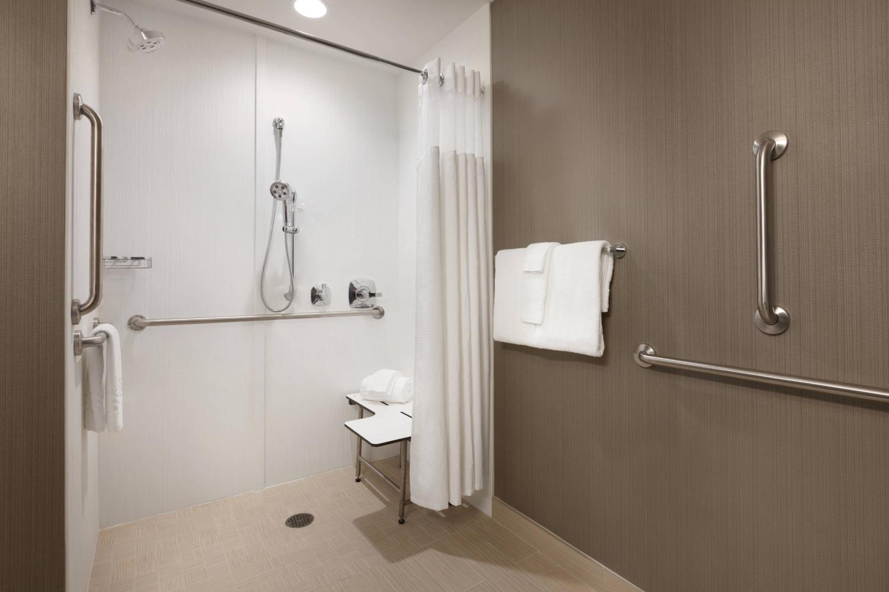One-Bedroom Queen Suite with Sofa Bed and Adapted Tub - Mobility Accessible