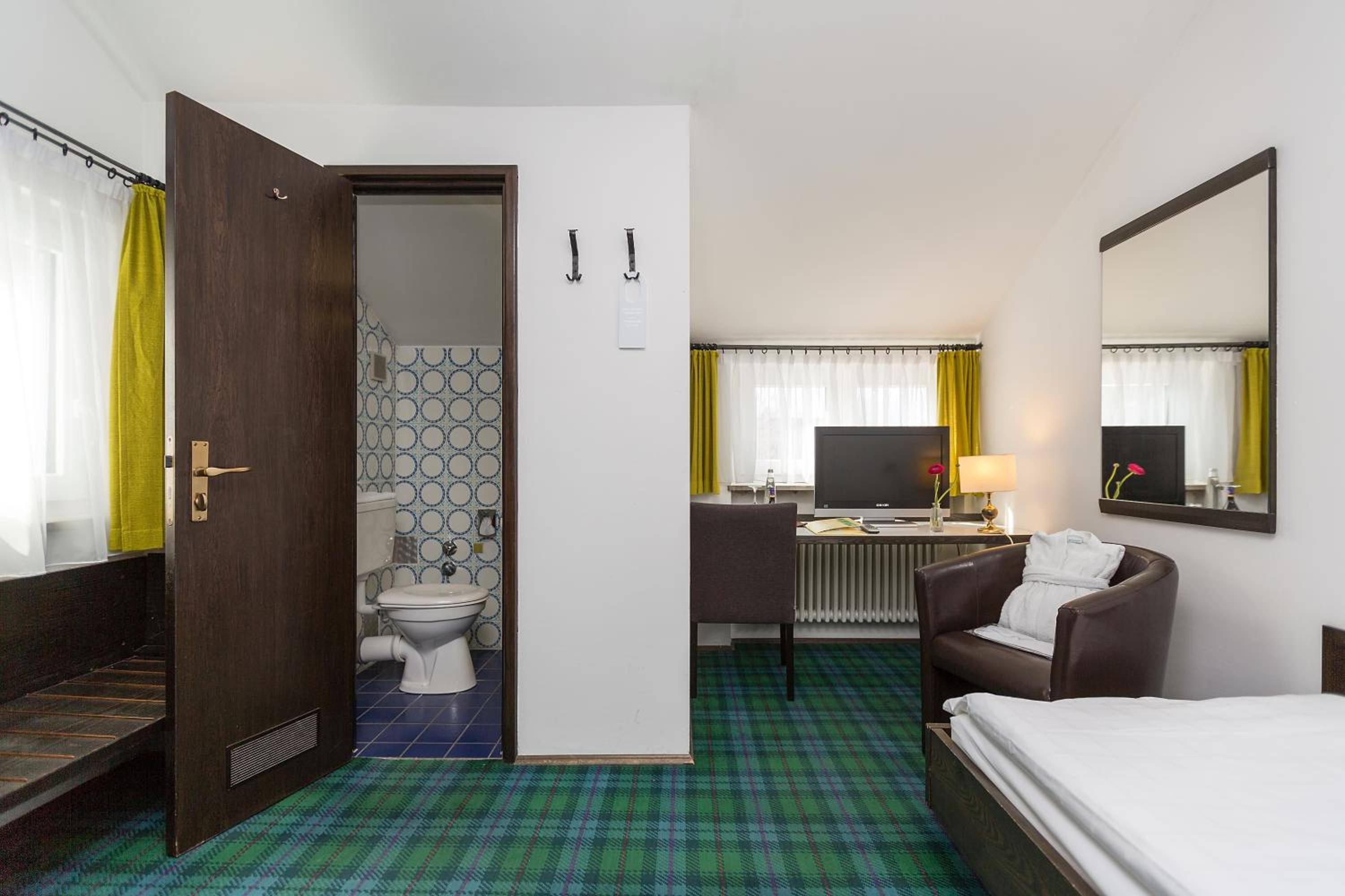 Single Room with Shared Bathroom