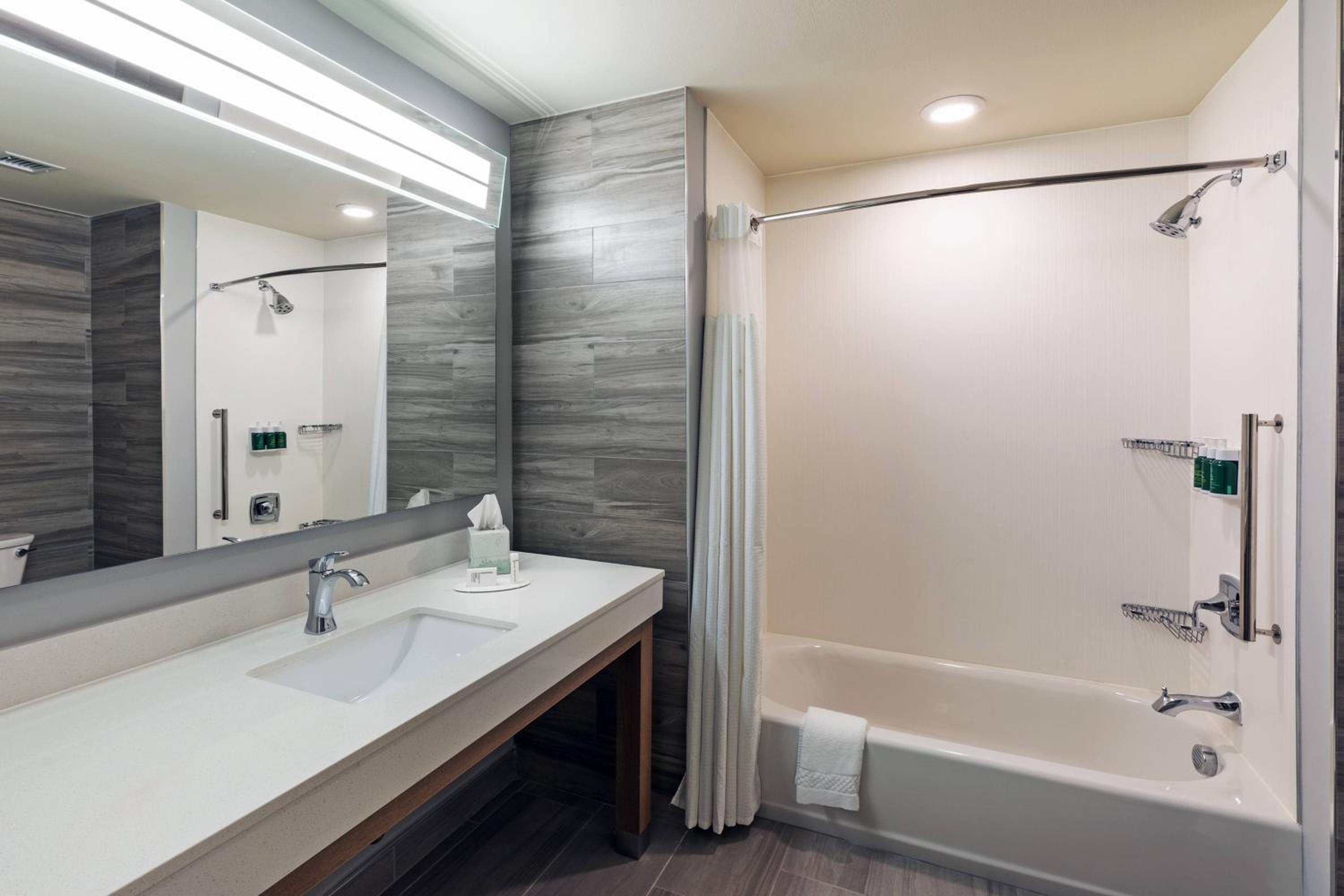 Queen Suite with Two Queen Beds, Bathtub and Sofa Bed - Mobility Access