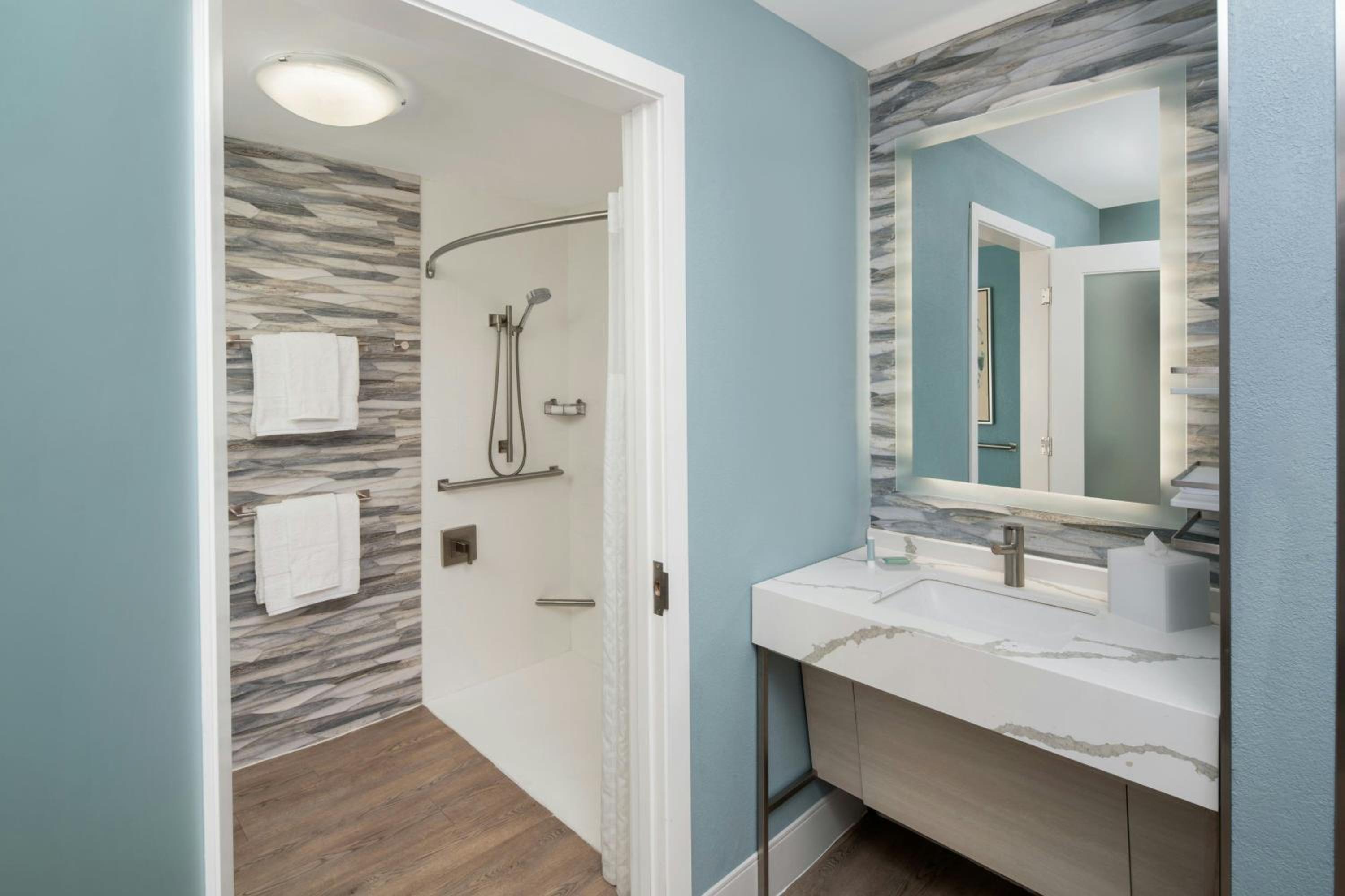 King Room with Roll-In Shower and Sofa Bed - Mobility Access thumbnail 6