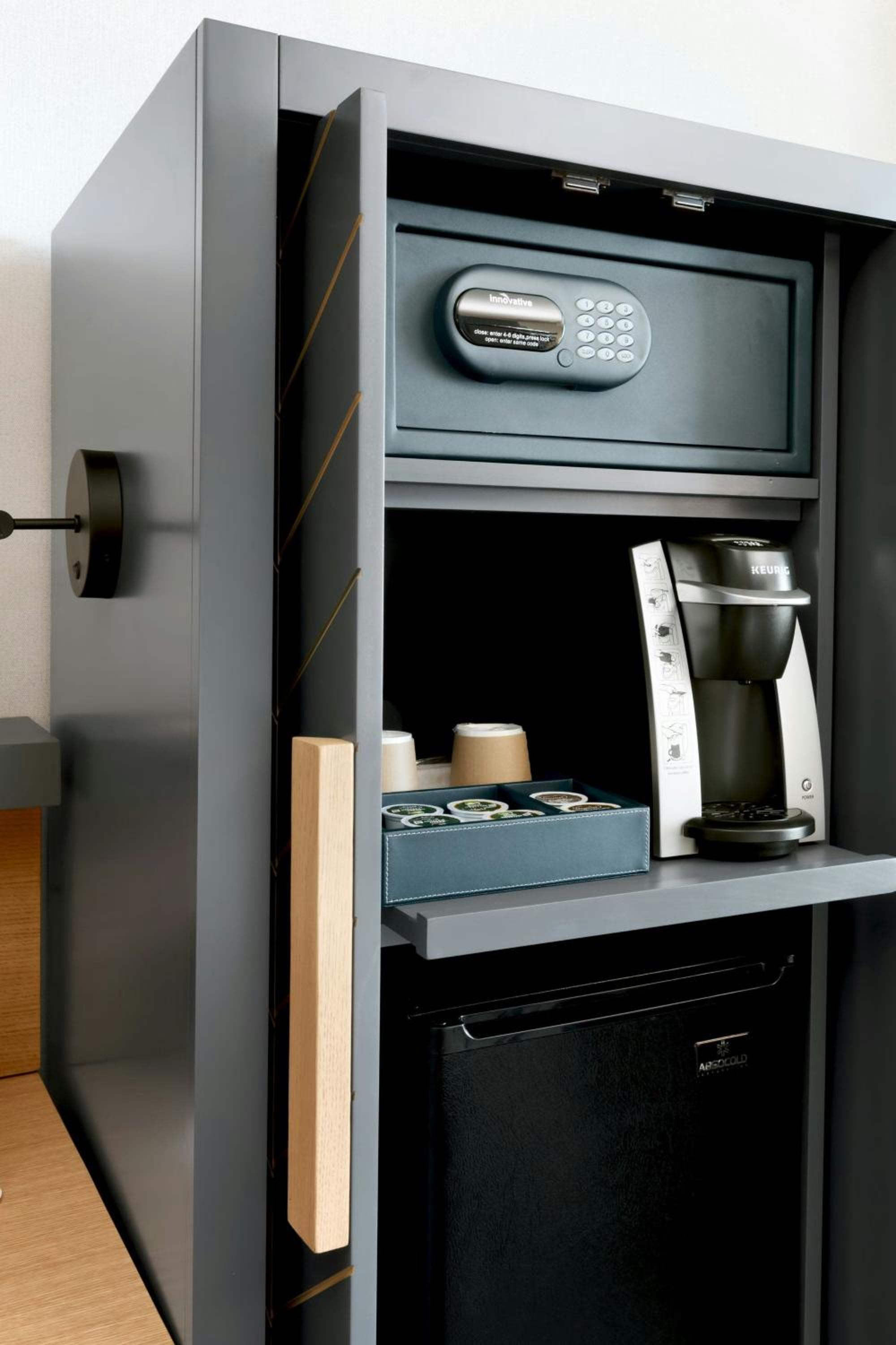 King Room with Roll-In Shower - Mobility Accessible