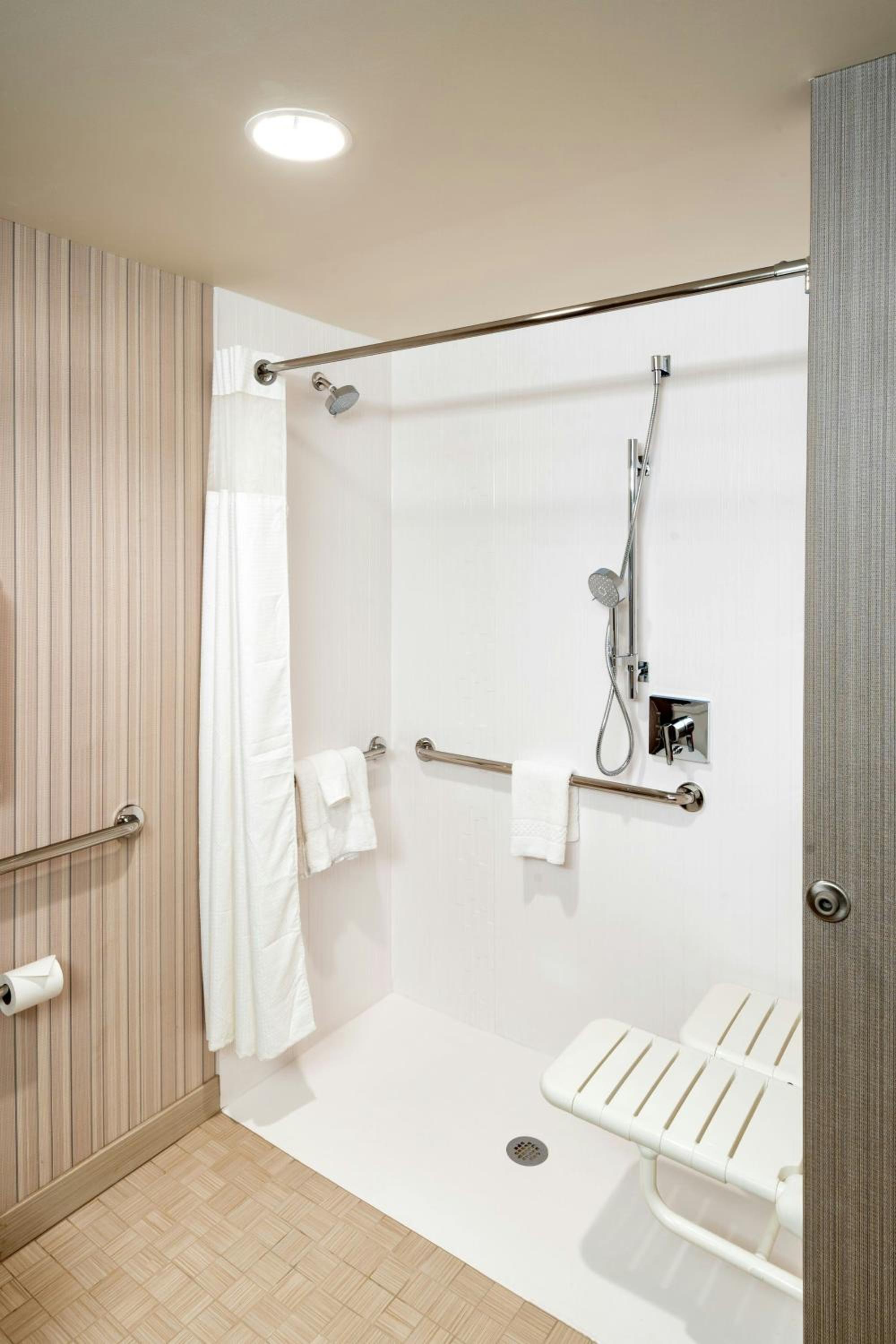 King Room with Sofa Bed and Roll-in Shower - Mobility Accessible - Photo 4