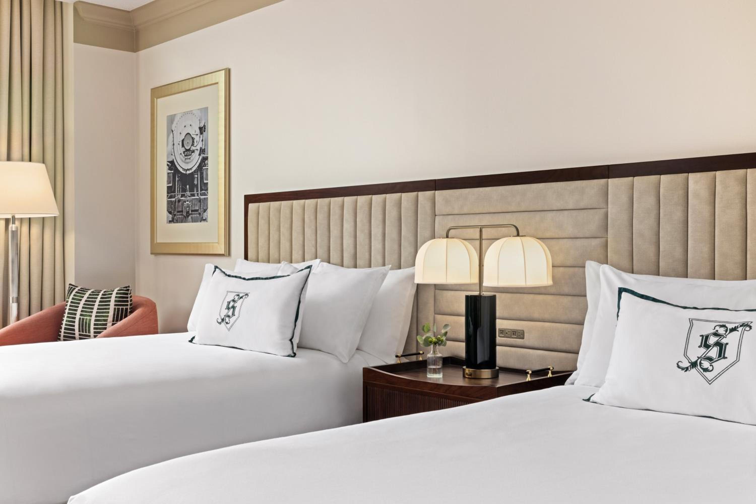 Classic Deluxe Room 2 Queen Beds photo 3