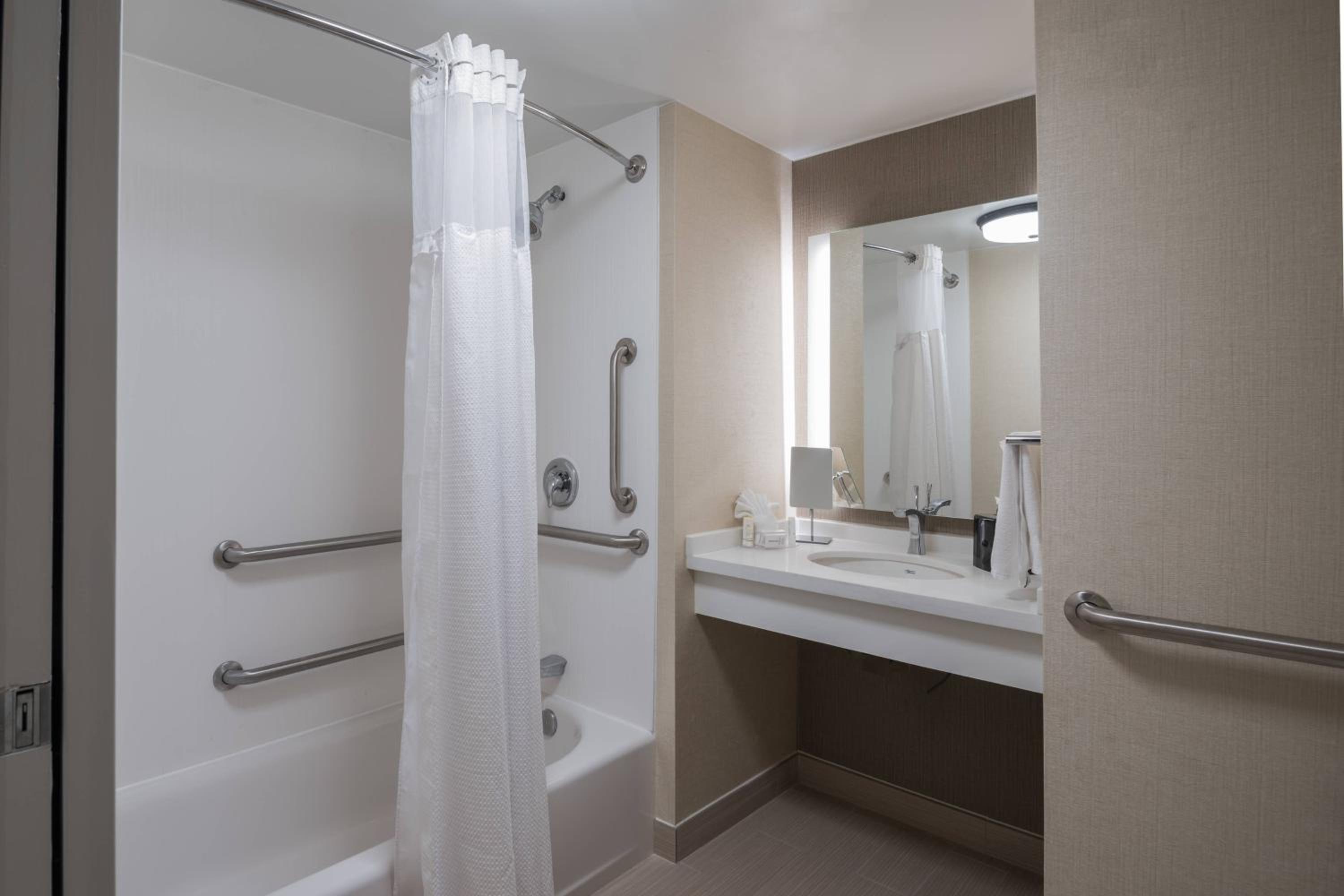 Queen Room - Mobility/Hearing Accessible with Tub photo 3