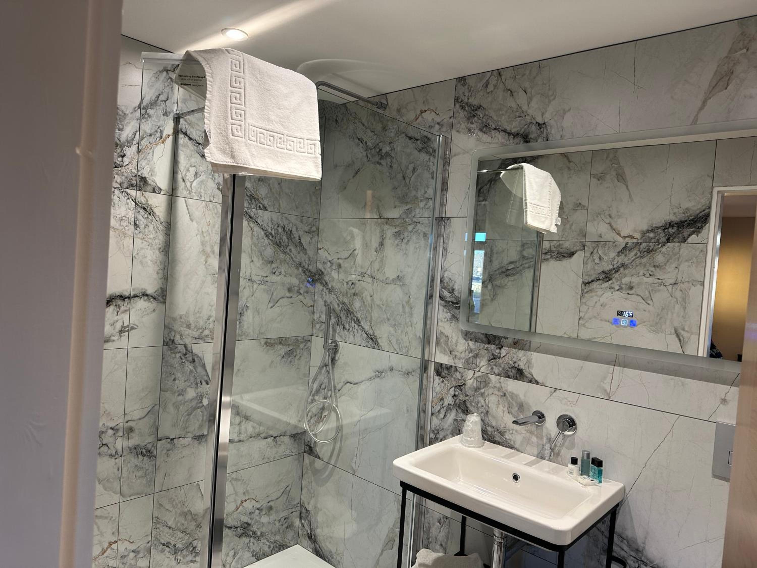 Deluxe Queen Suite