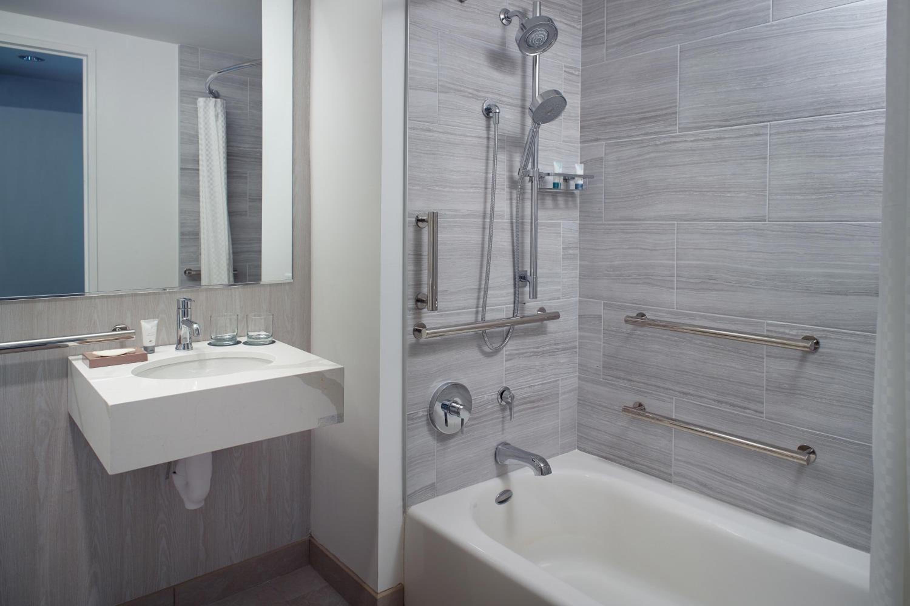 Traditional Queen Room with Two Queen Beds and Roll-in Shower - Mobility and Hearing Accessible thumbnail 6