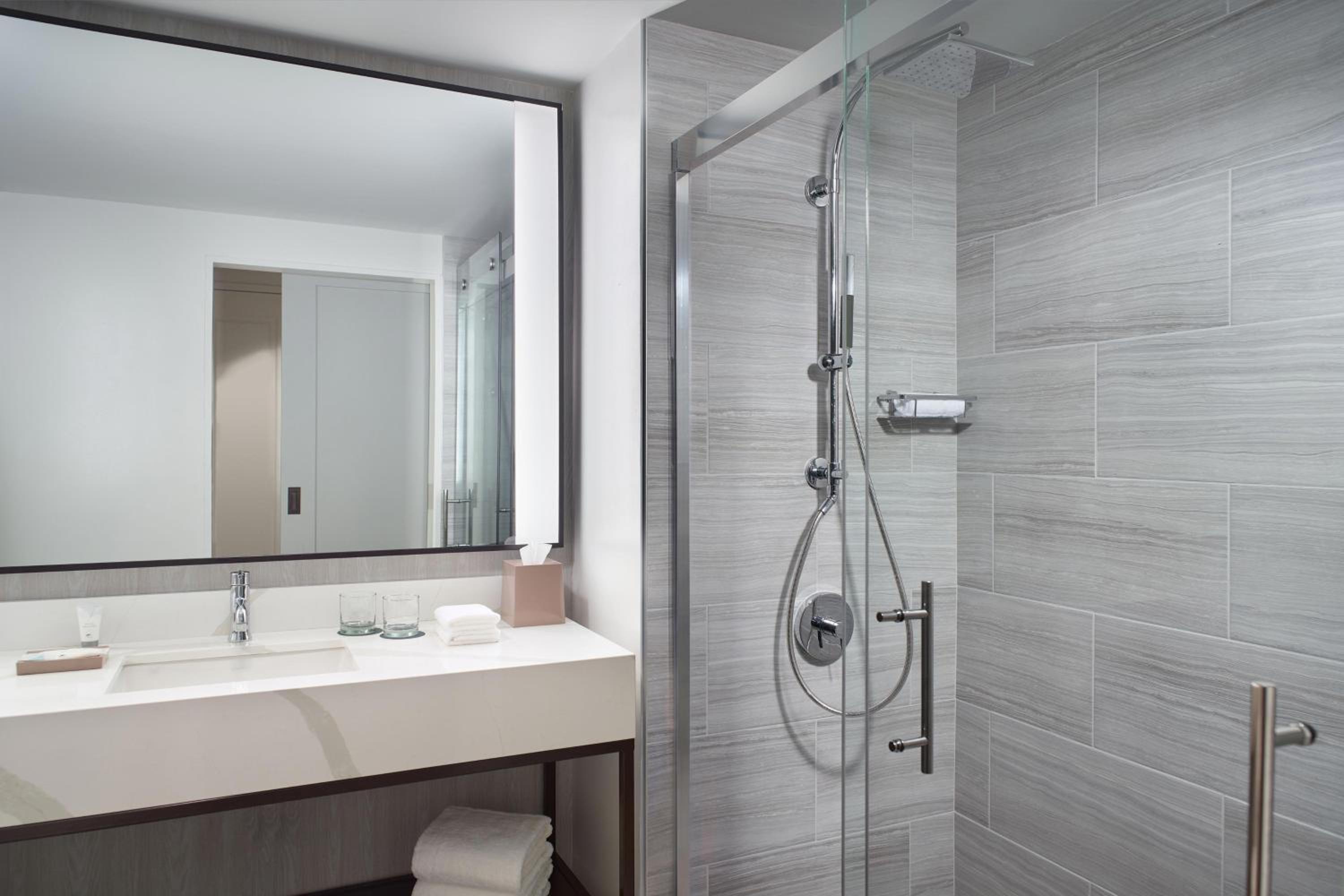 Traditional Queen Room with Two Queen Beds and Roll-in Shower - Mobility and Hearing Accessible thumbnail 5