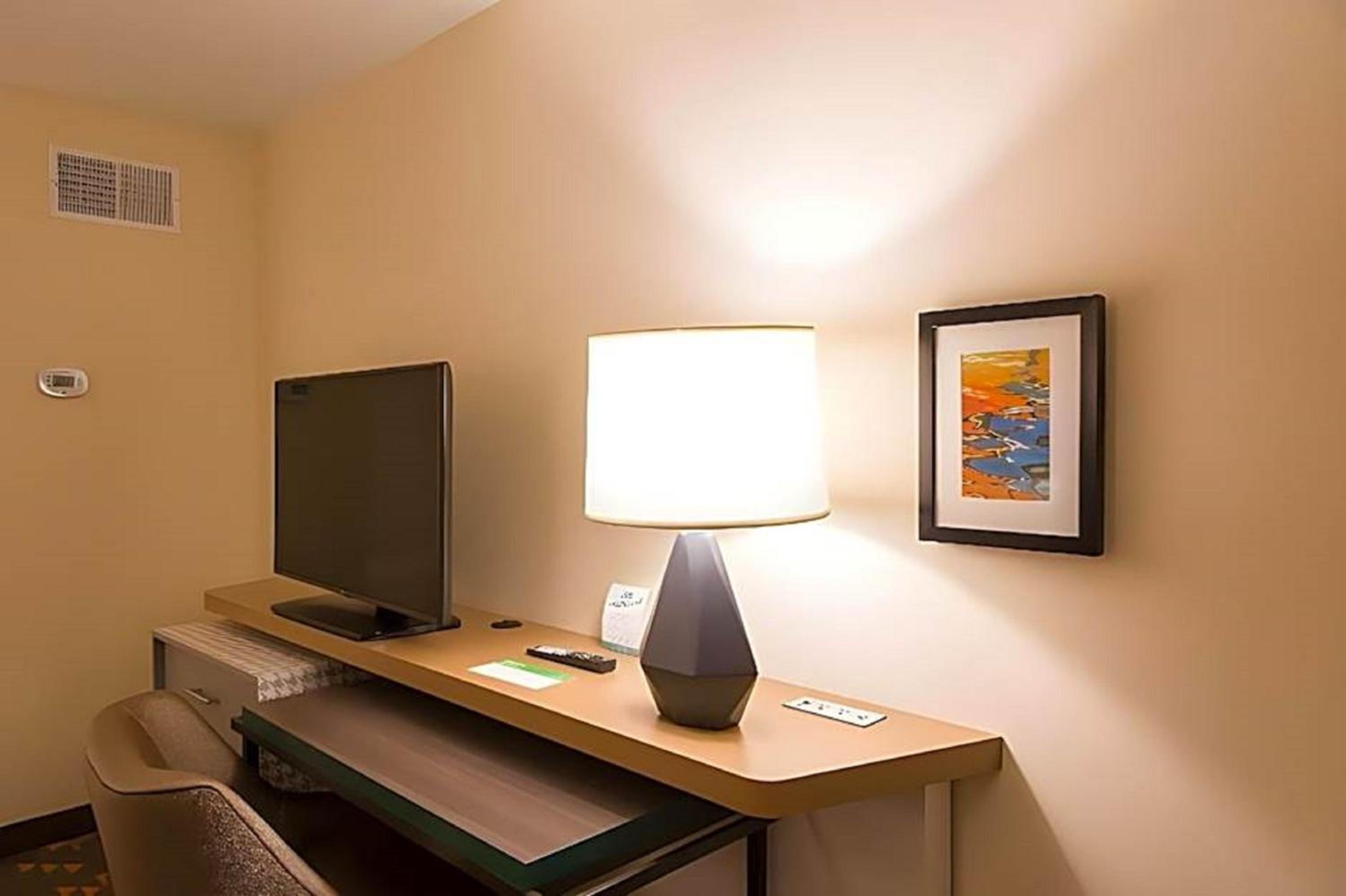 Standard Queen Room with Two Queen Beds and Roll-In Shower - Mobility Access