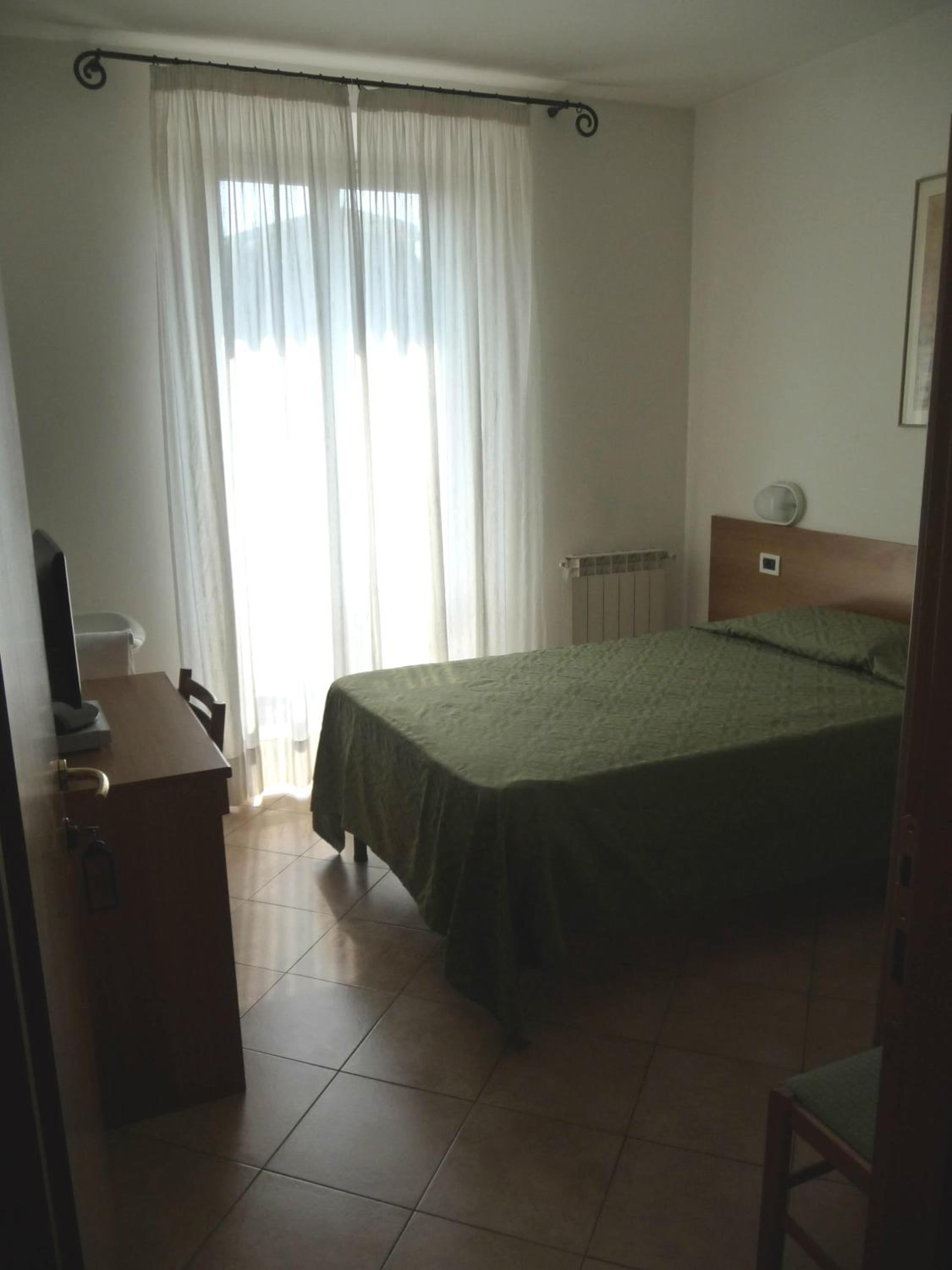 Single Room with Shared Bathroom photo 2