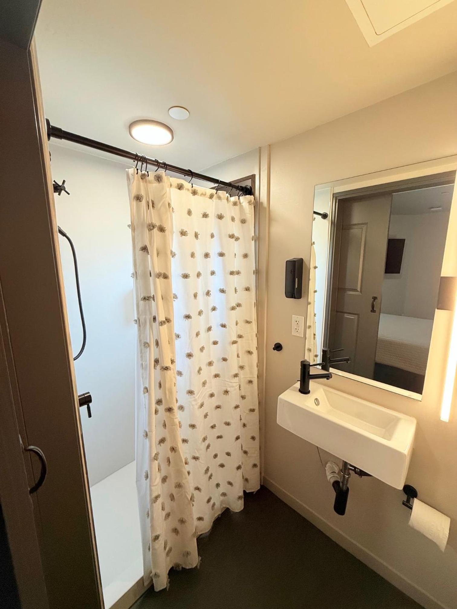 Standard Queen Room - Photo 2