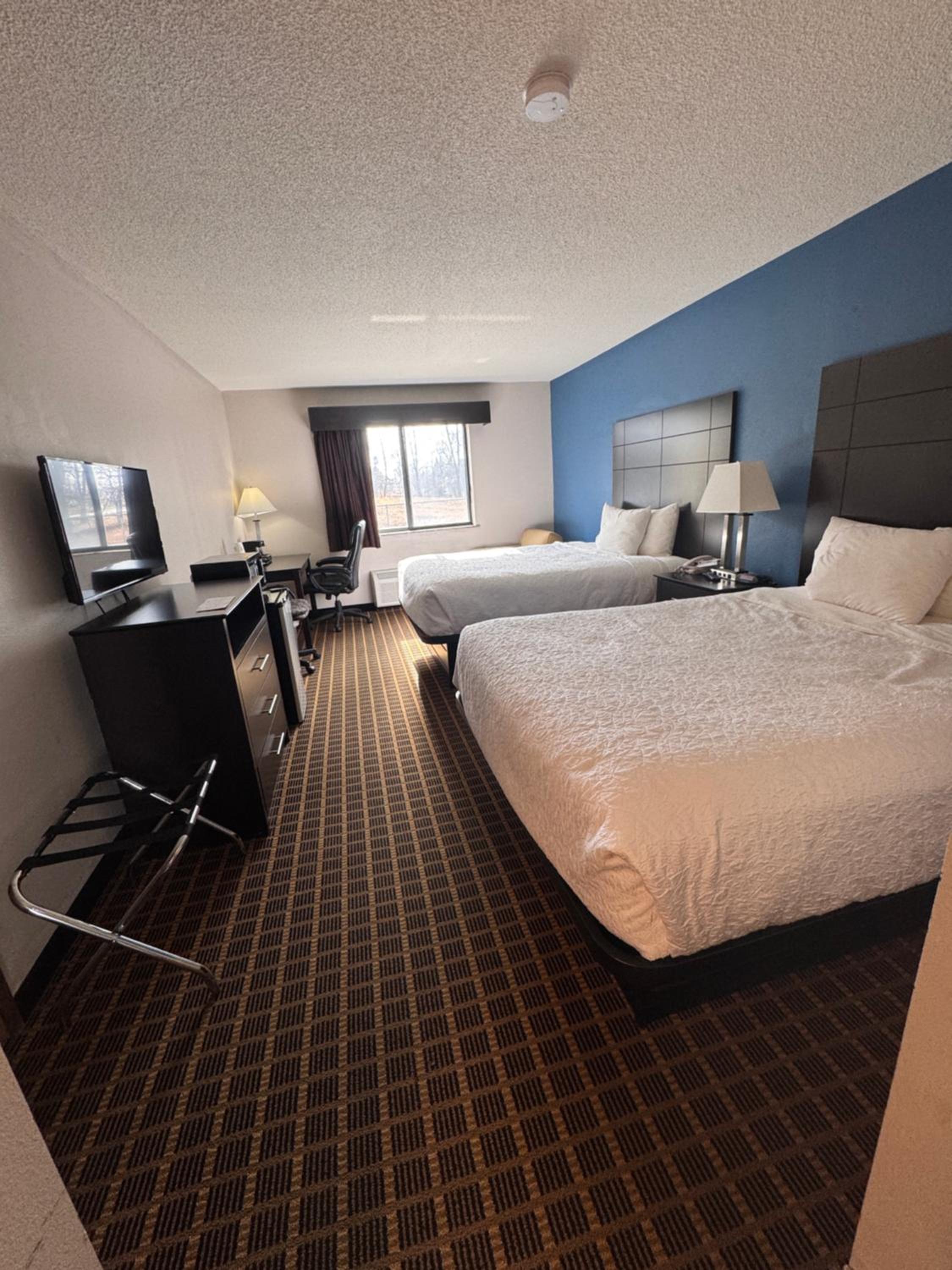 Queen Room with Two Queen Beds - Non-Smoking - Photo 2