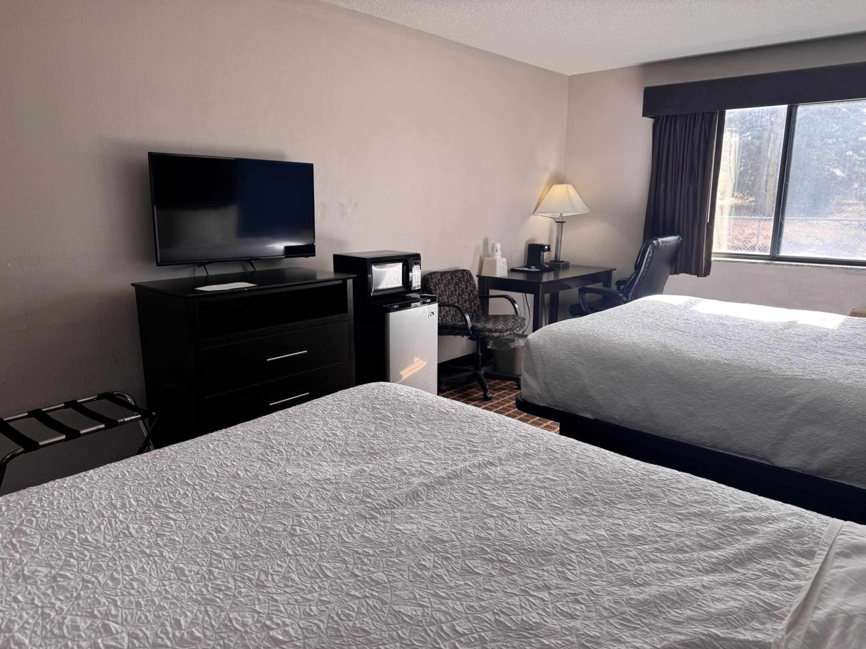 Queen Room with Two Queen Beds - Non-Smoking - Photo 1