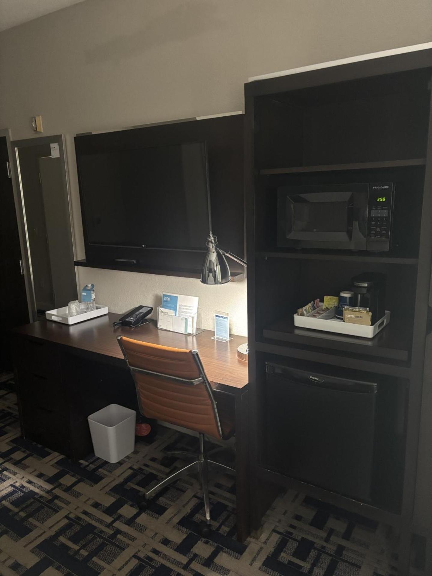 Traditional Queen Room with Roll-in Shower - Mobility and Hearing Accessible photo 2