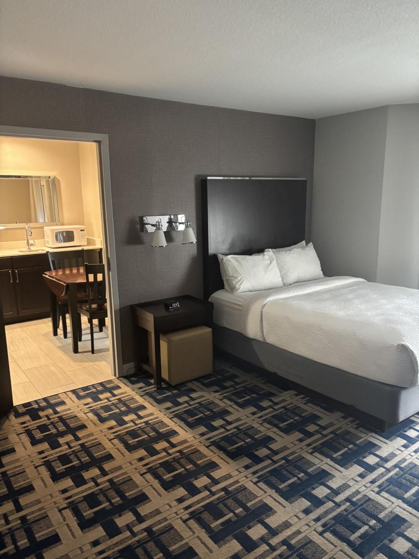 Queen Suite with Sofa Bed - Photo 3