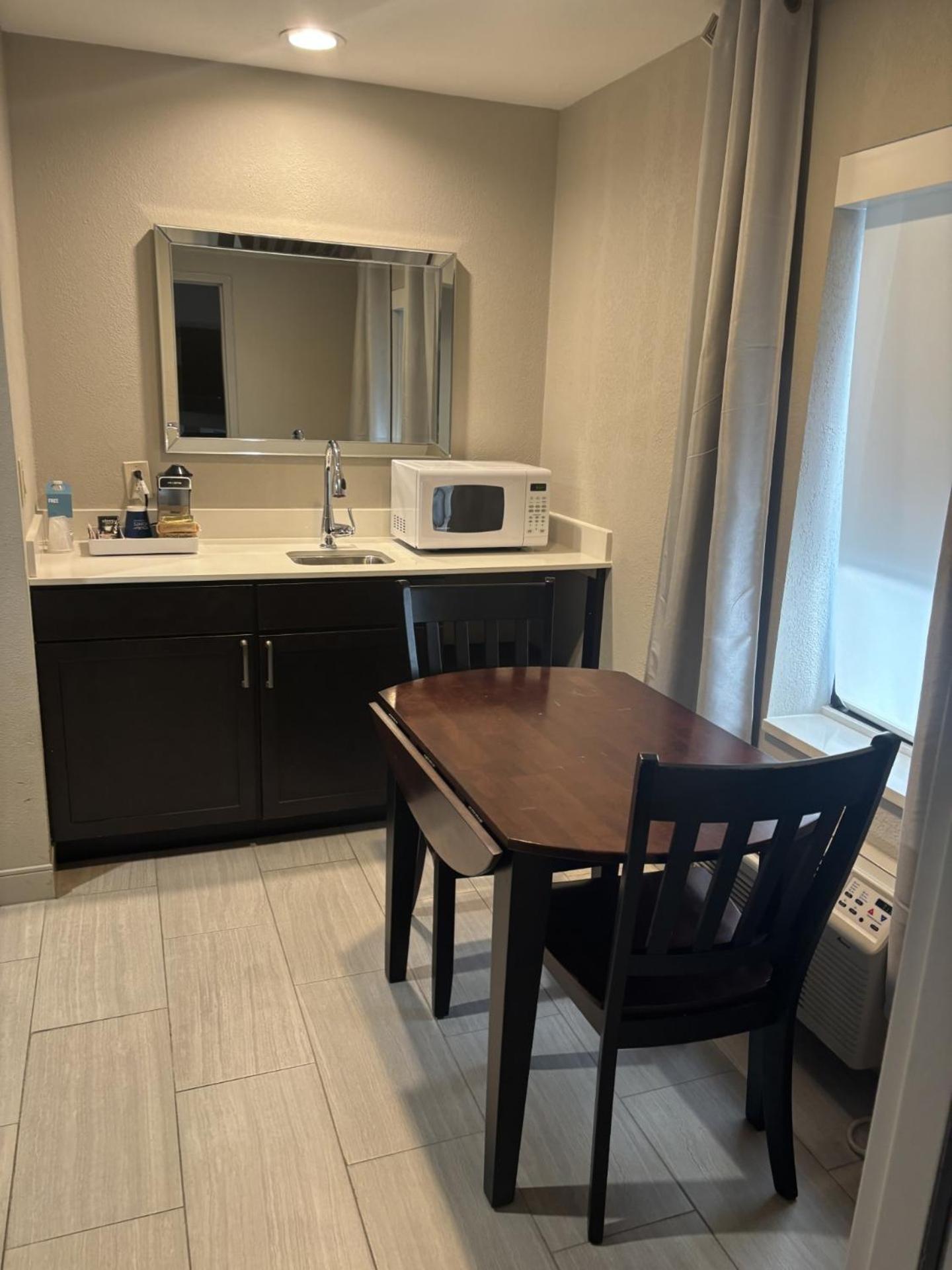Queen Suite with Sofa Bed - Photo 4