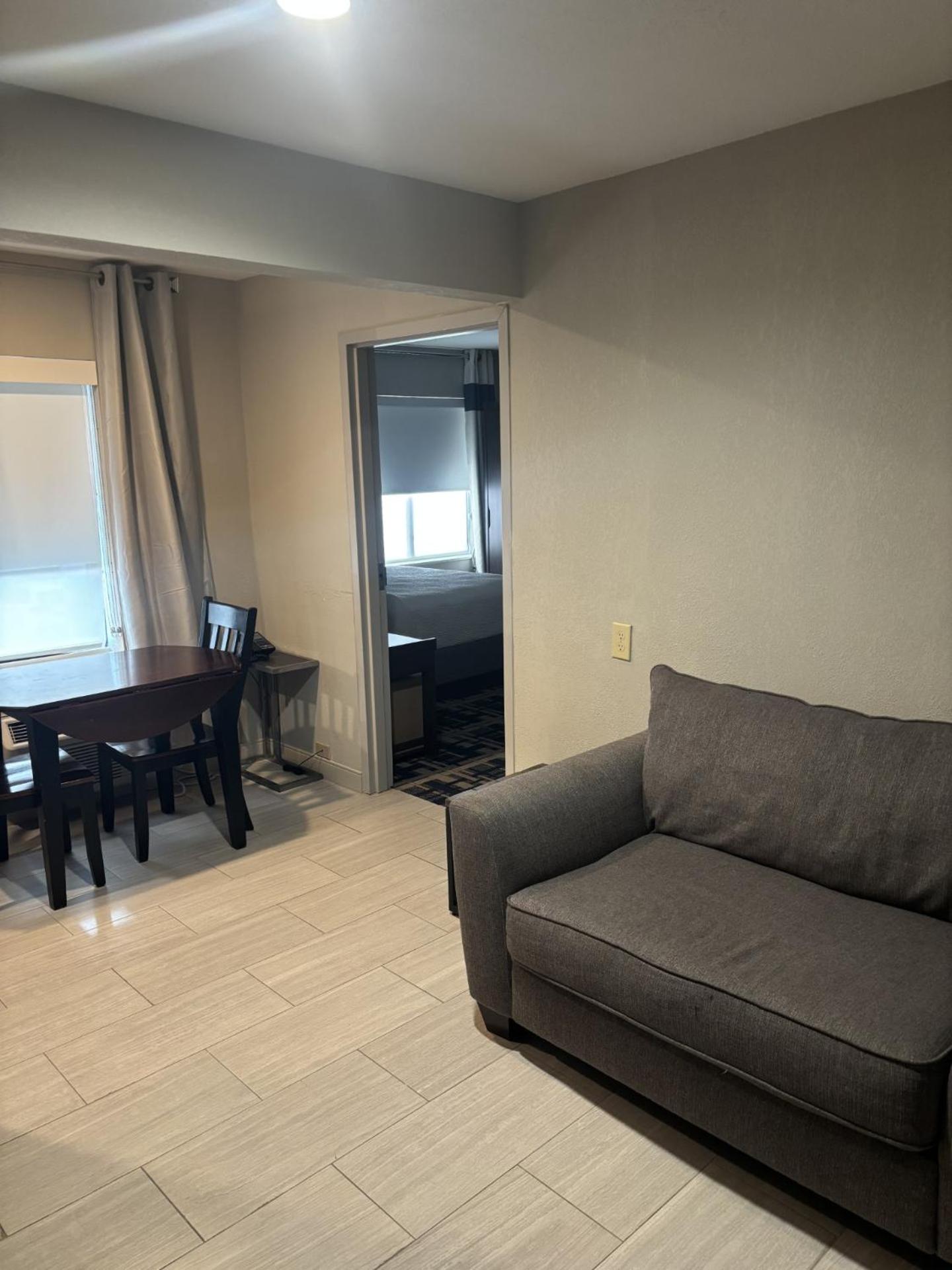 Queen Suite with Sofa Bed - Photo 5