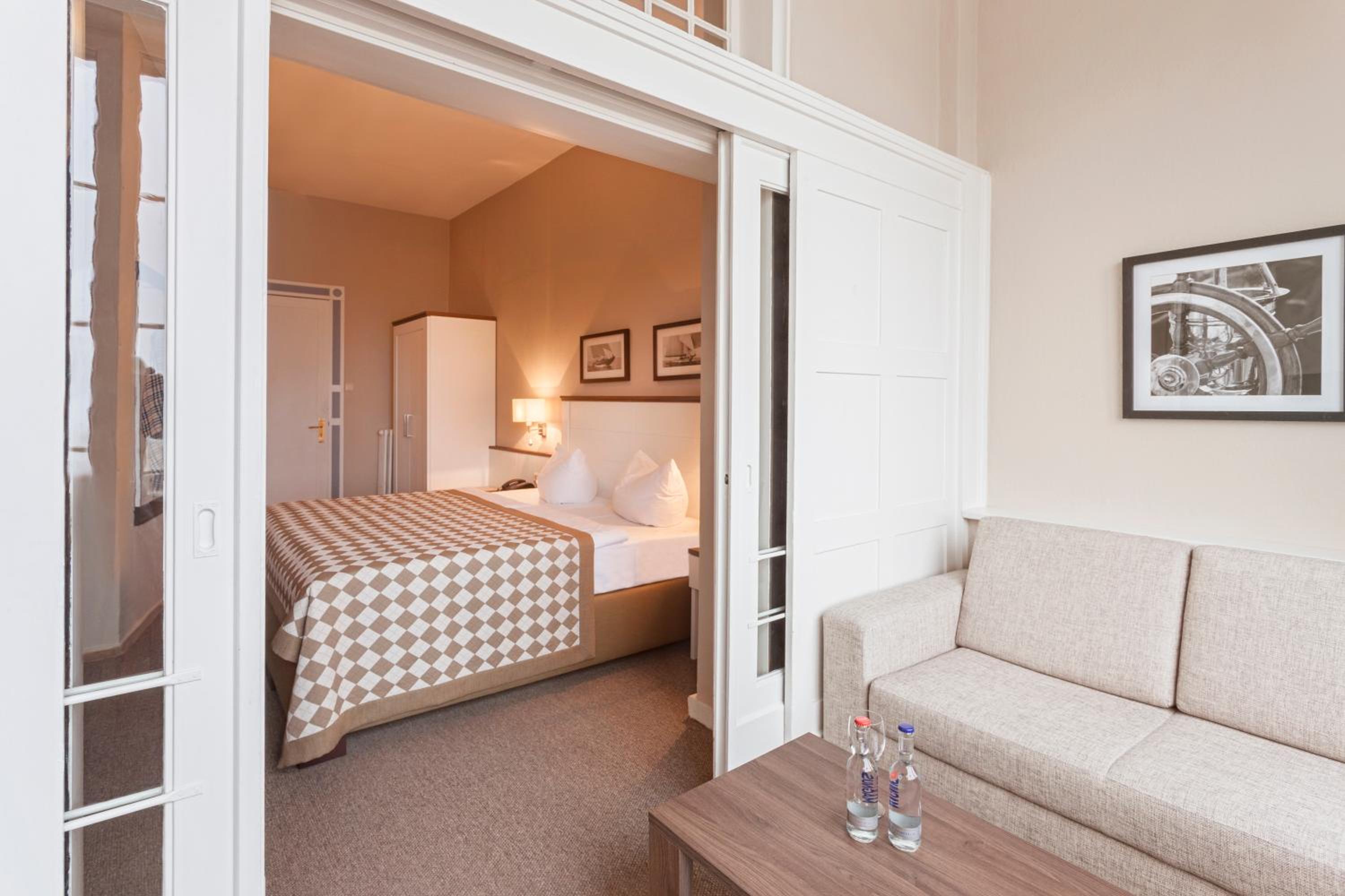 Double Room with Sea View - Photo 9