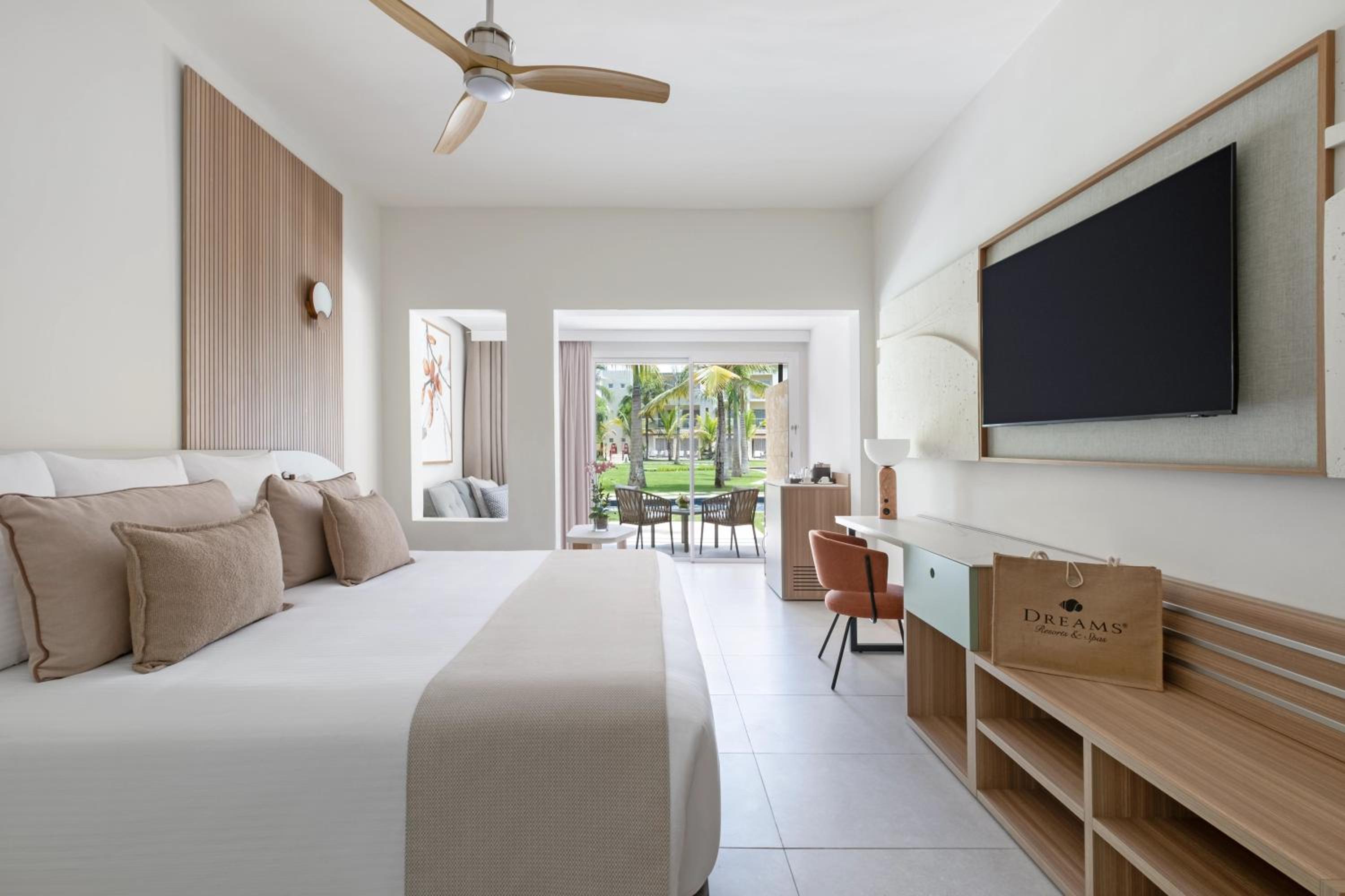 Preferred Club Junior Suite Pool Terrace King - Photo 2