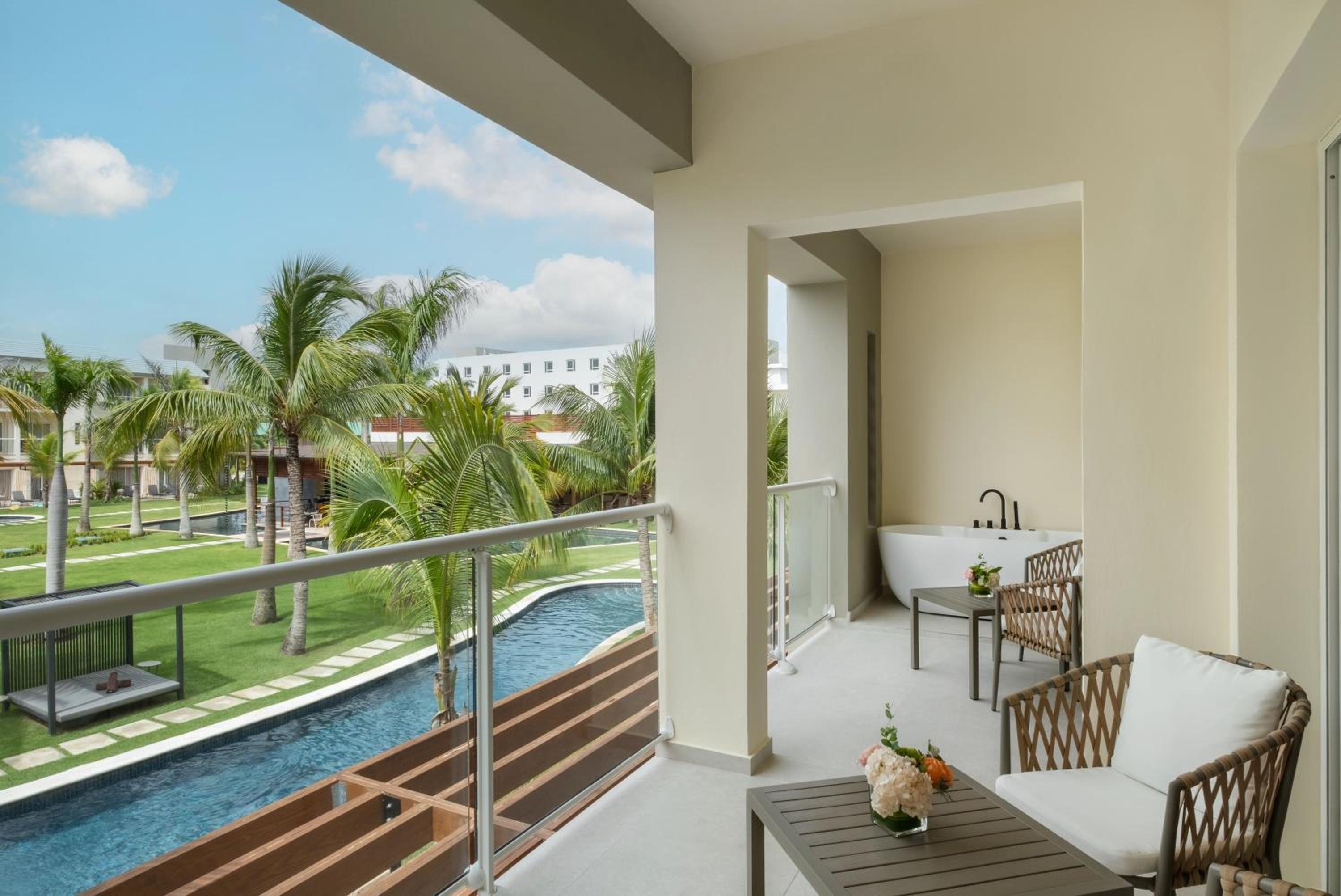 Preferred Club Premium Suite Garden View King - Photo 4