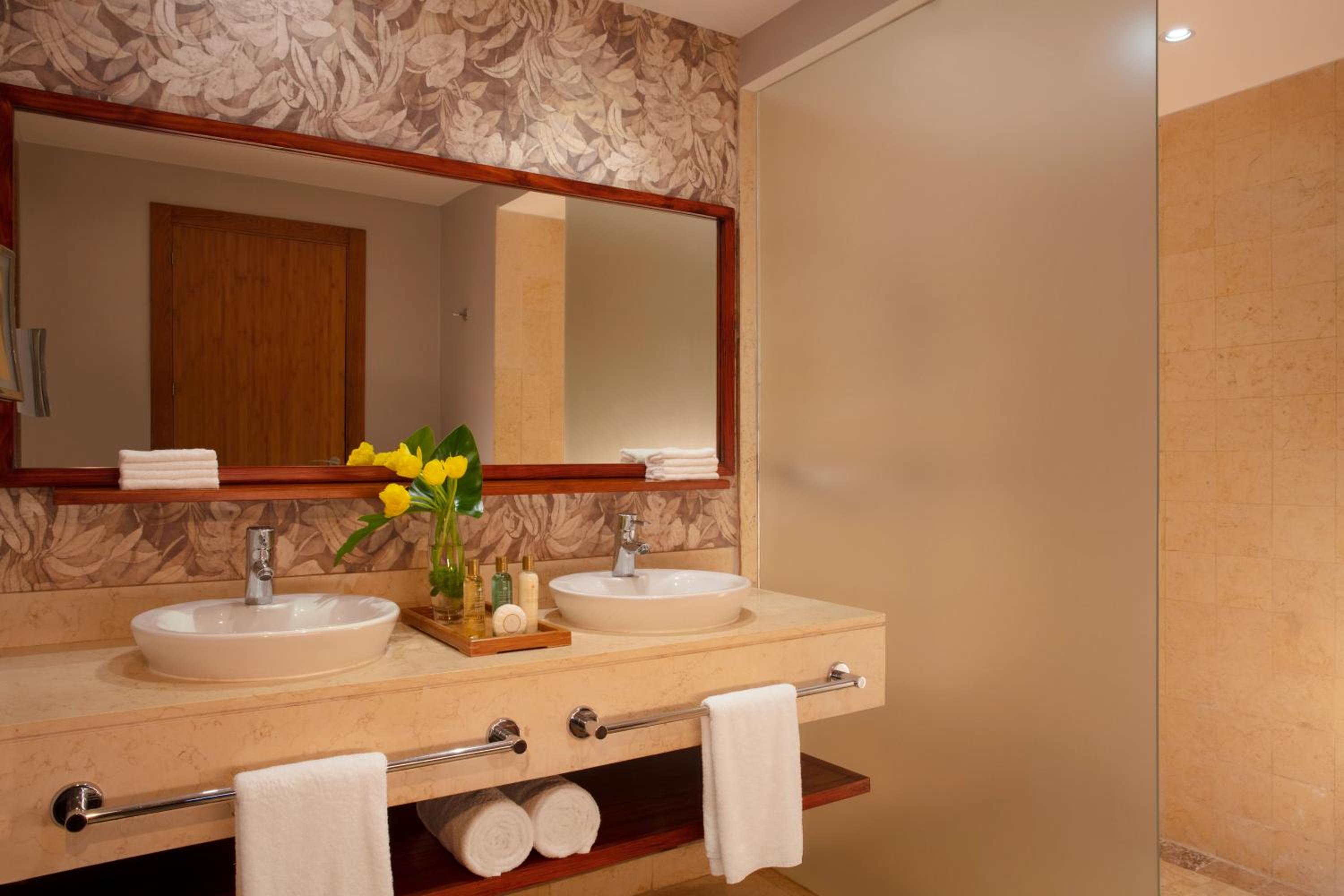 Deluxe King Room - Photo 2