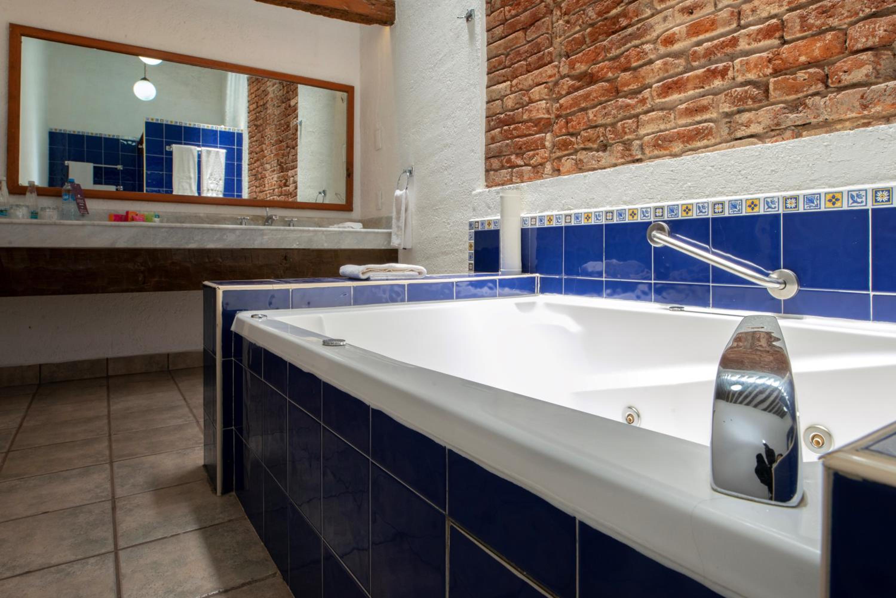 Deluxe Suite with Spa Bath - Photo 4