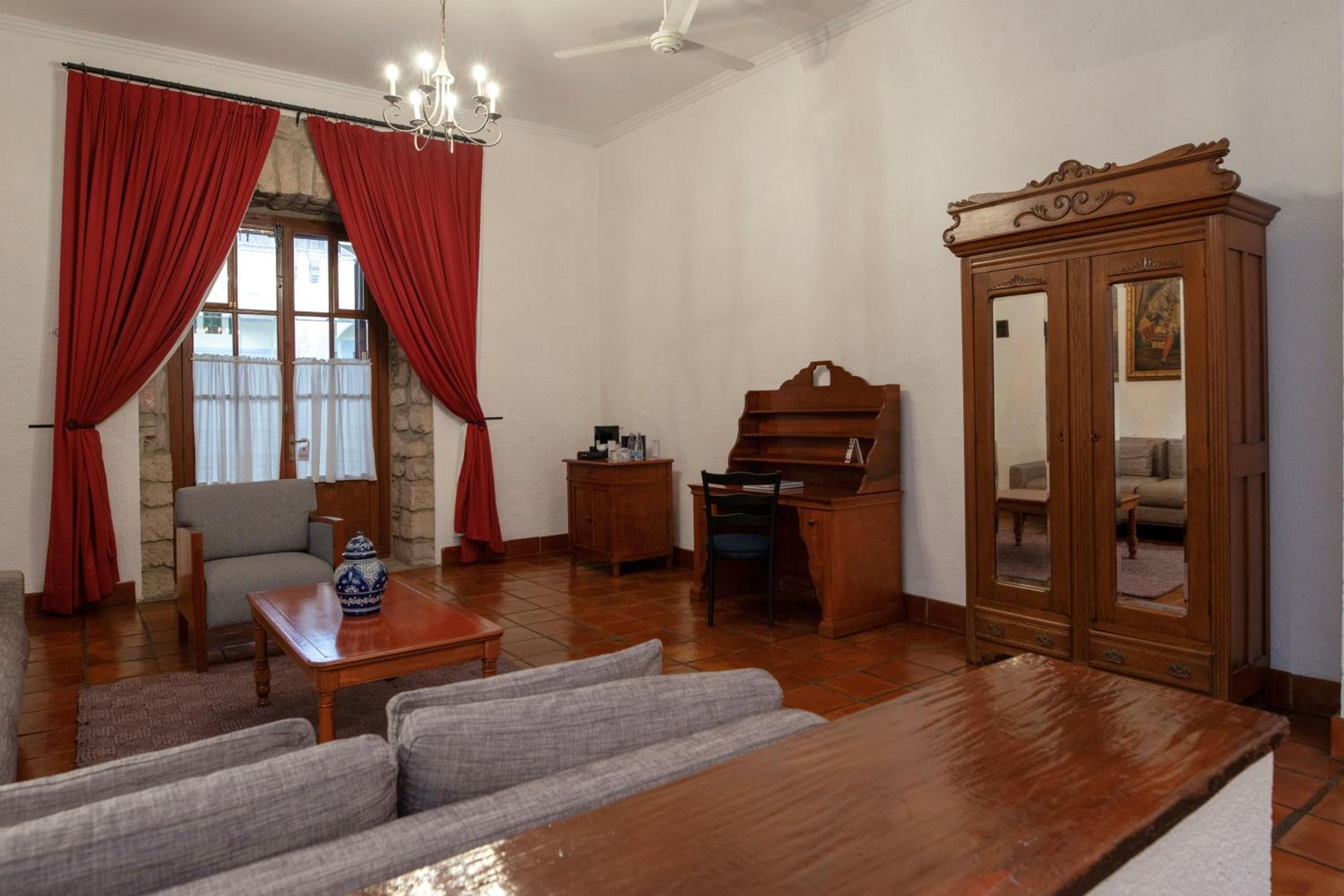 Deluxe Suite with Spa Bath - Photo 2