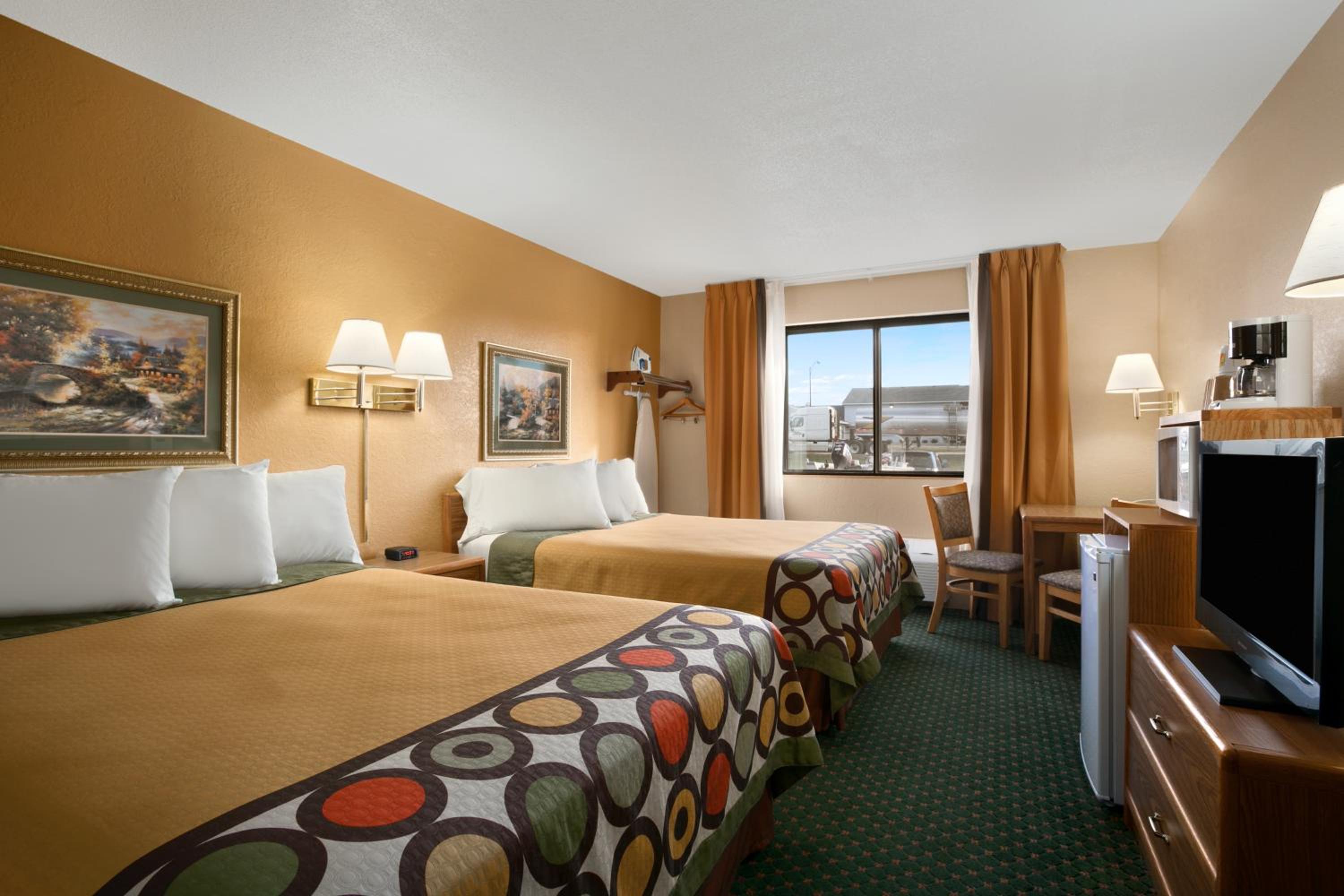 Queen Room with Two Queen Beds - Non-Smoking photo 3