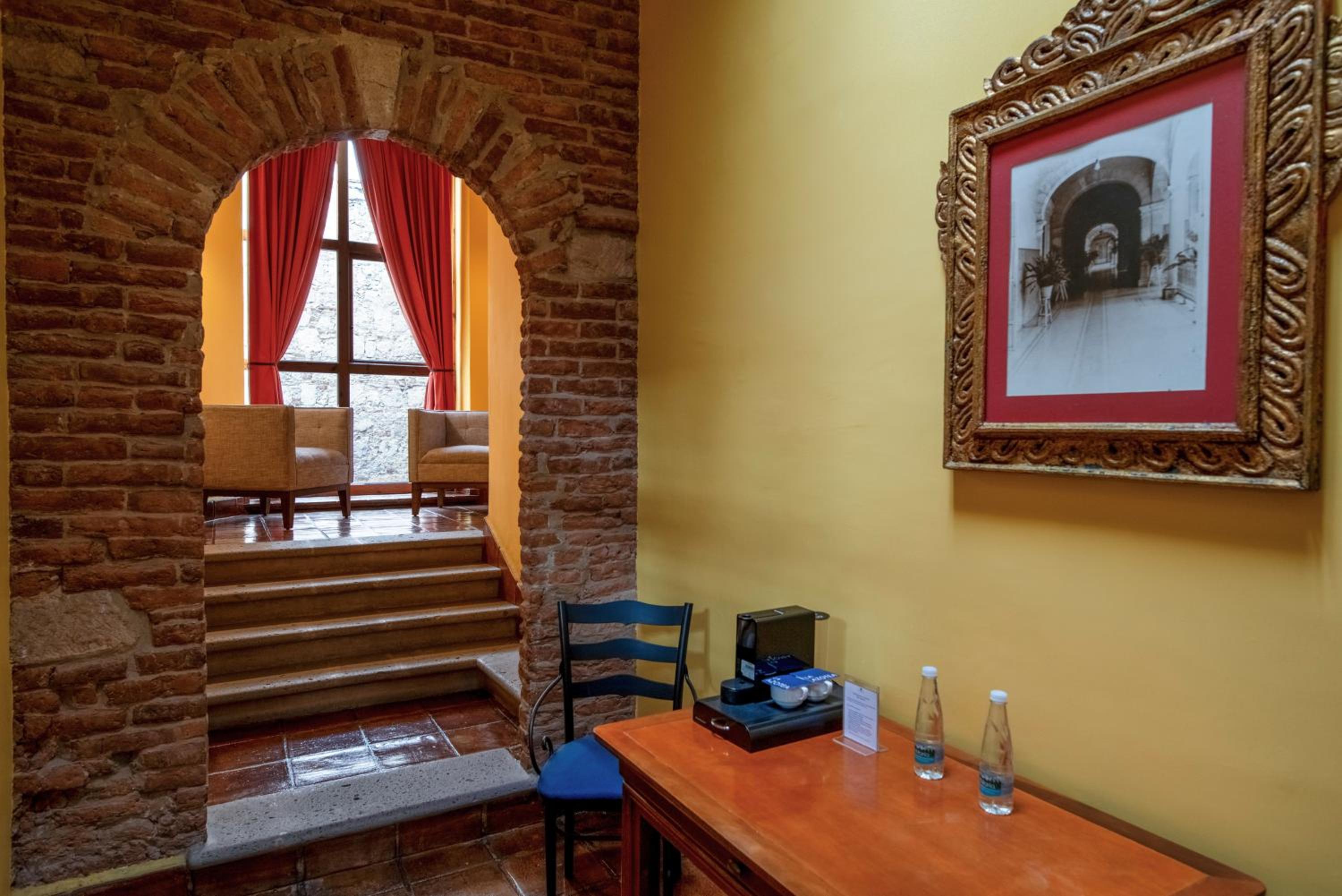 Suite - Photo 1