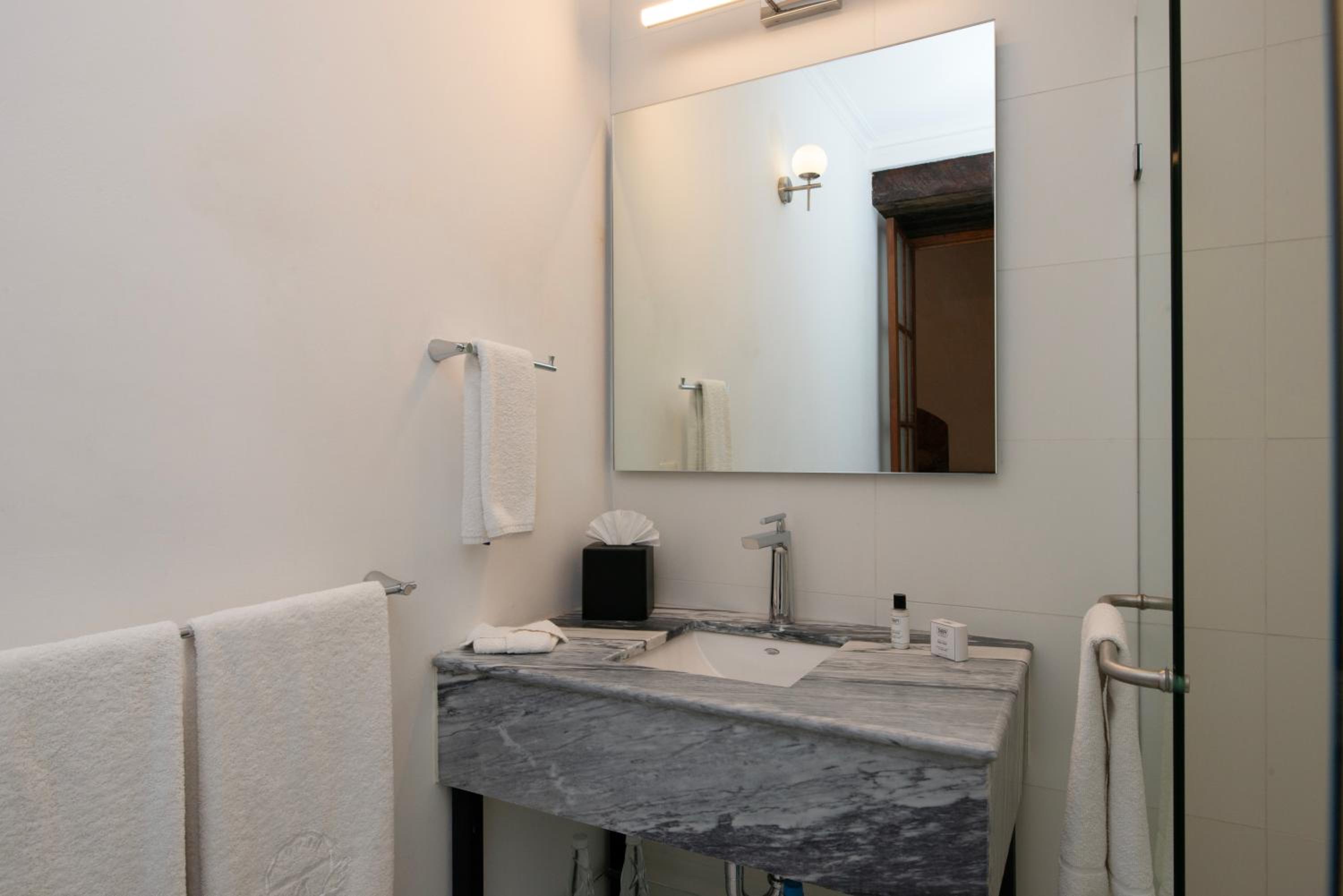 Twin Room - Photo 2