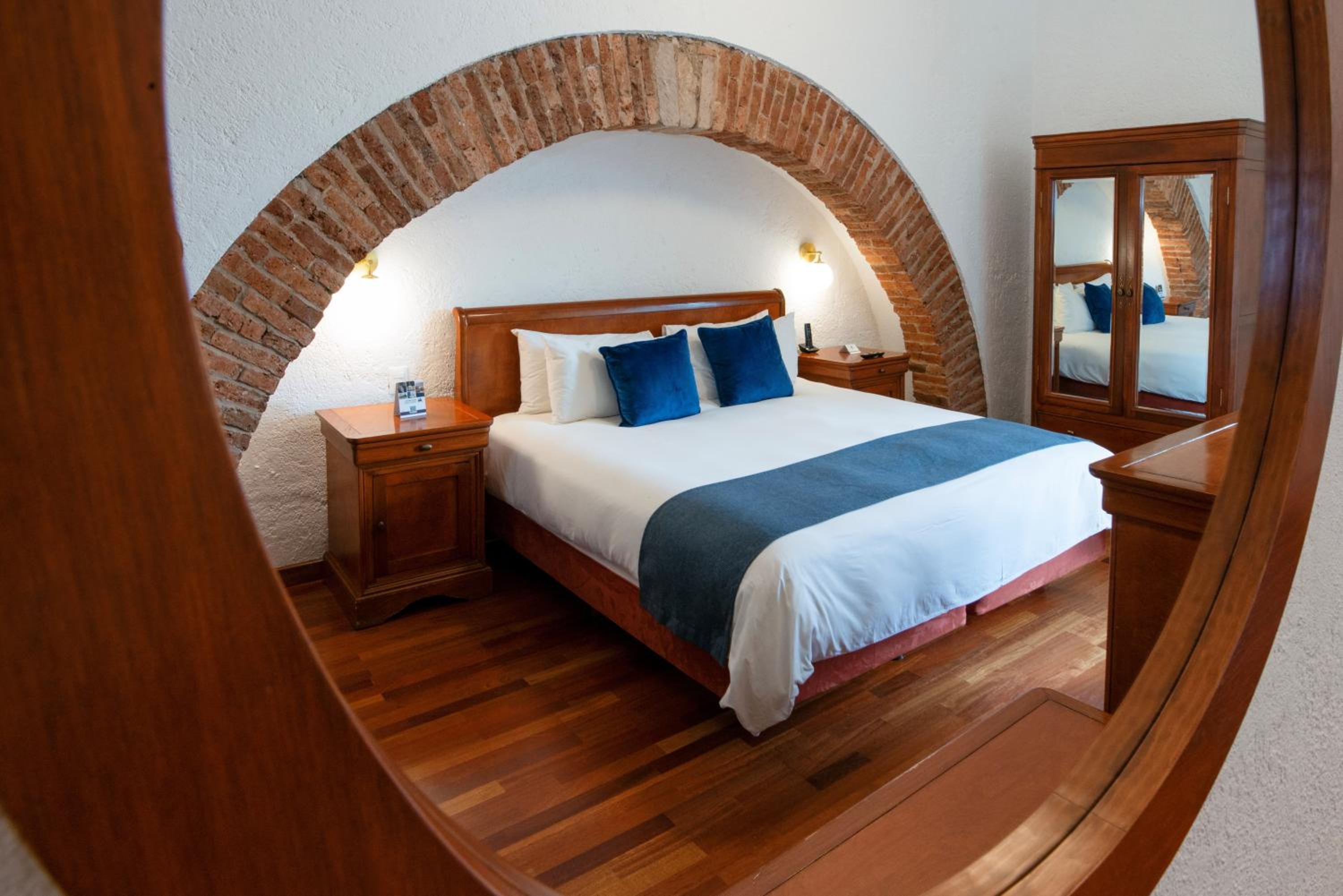 Deluxe Room - Photo 5