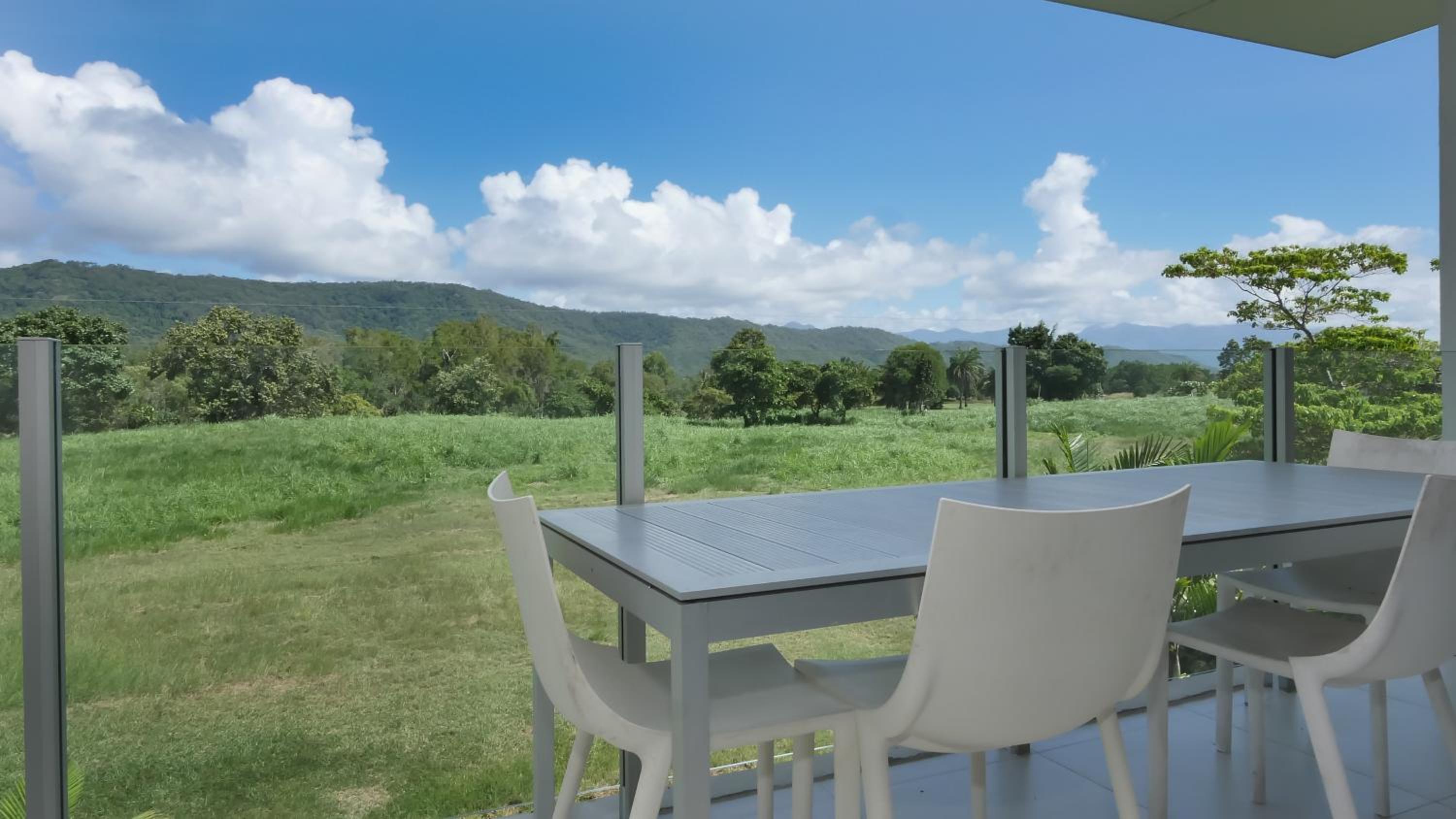 Two-Bedroom Apartment Golf Course & Mountain View photo 2