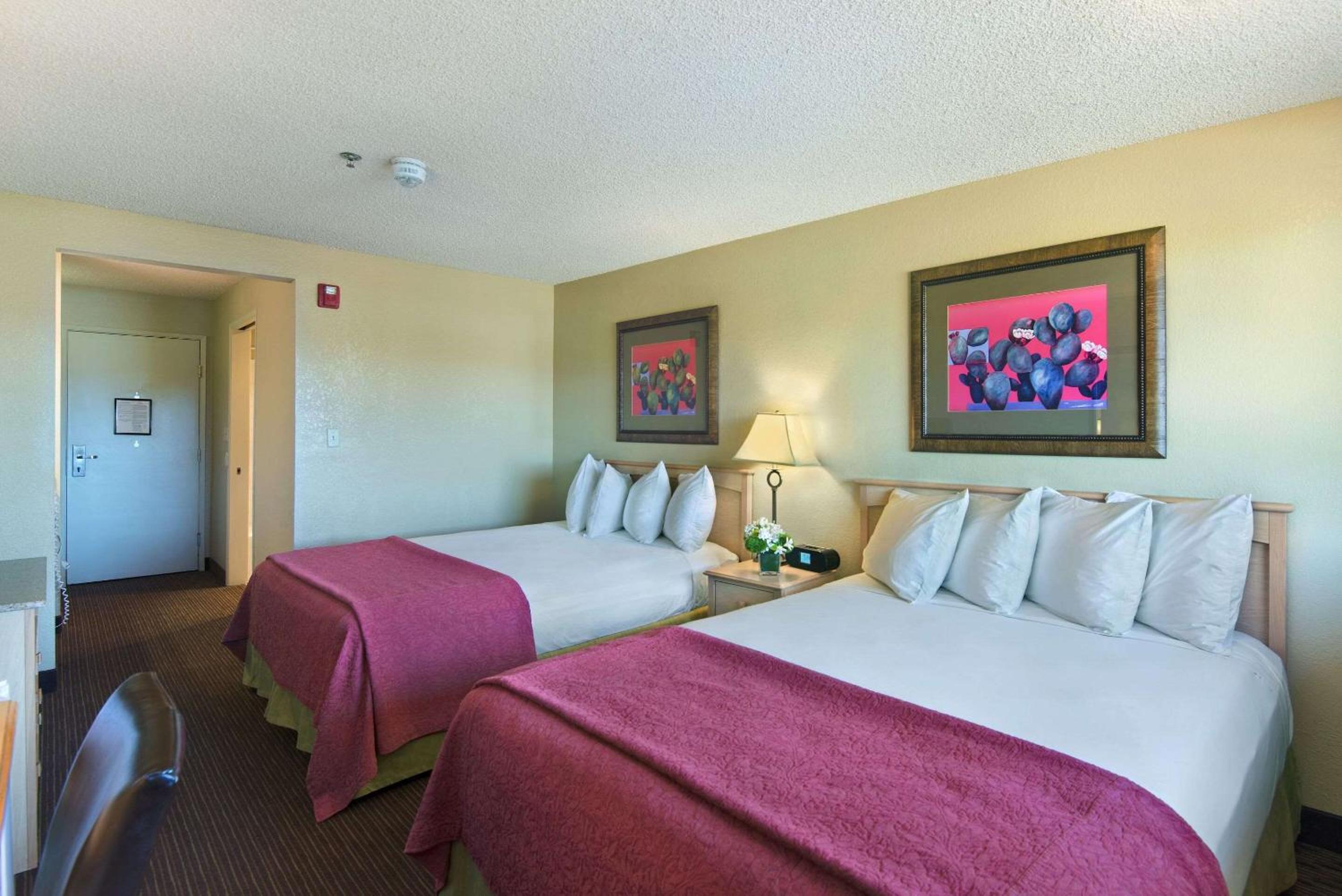 Quadruple Room with Two Queen Beds - Non Smoking - Photo 1