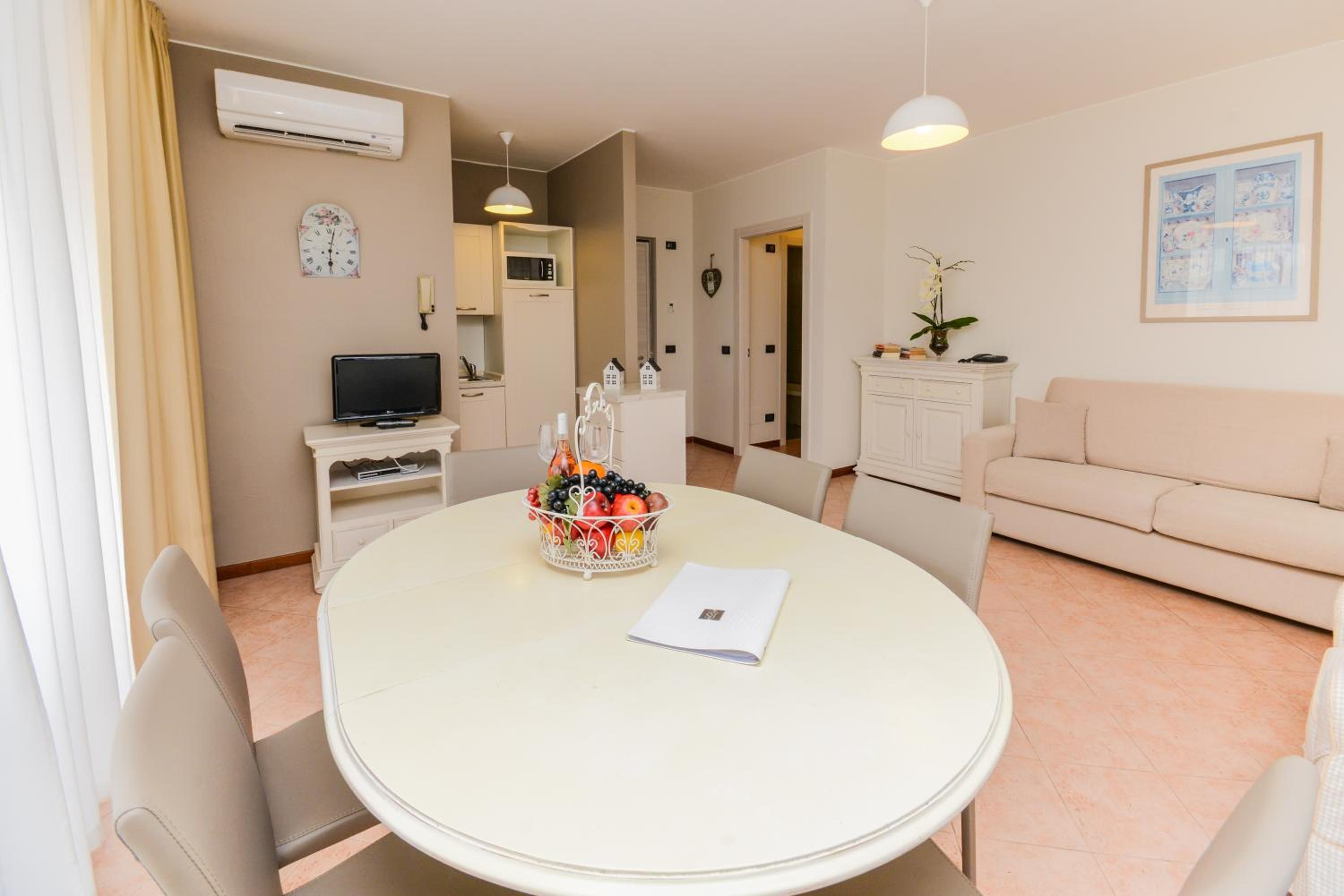 Two-Bedroom Apartment with Lake View photo 2