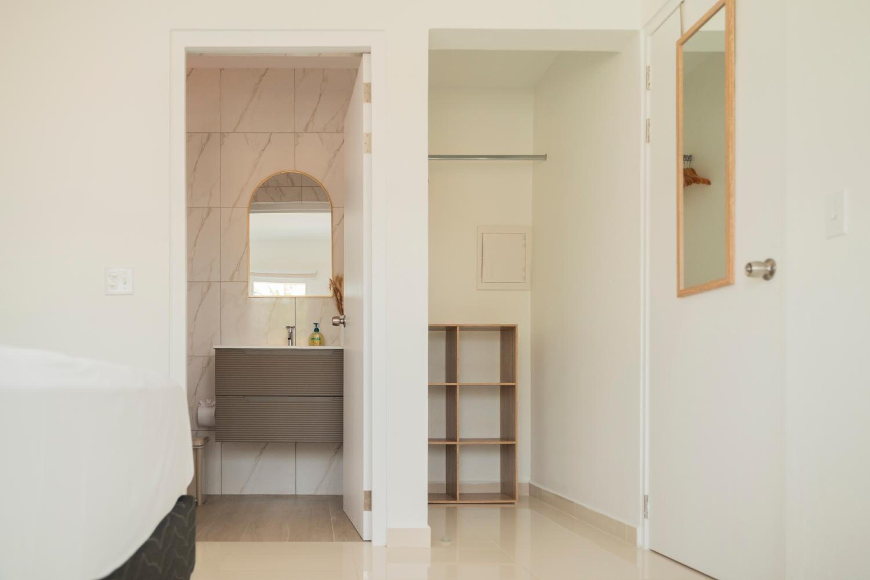 Deluxe One-Bedroom Apartment with City View photo 3