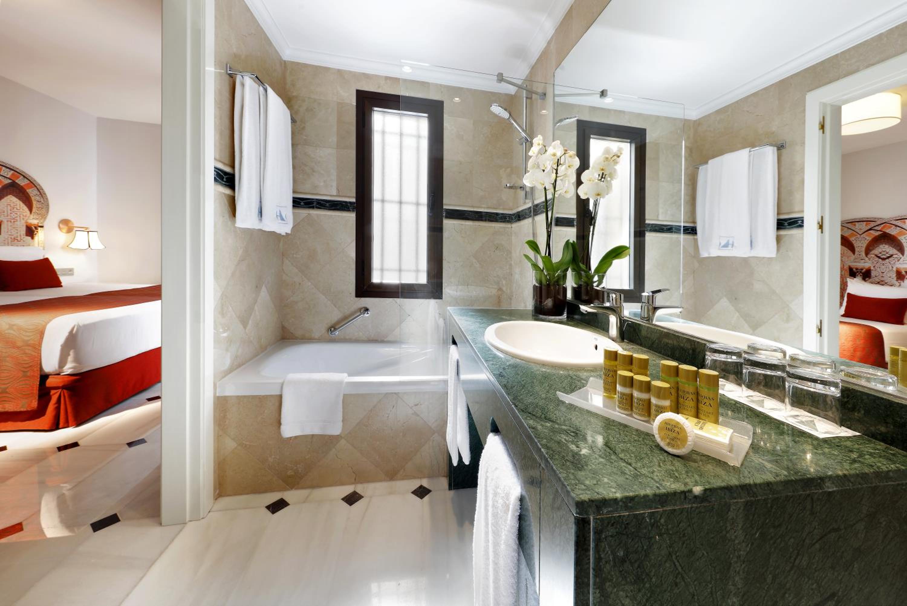 Double or Twin Room - Photo 4