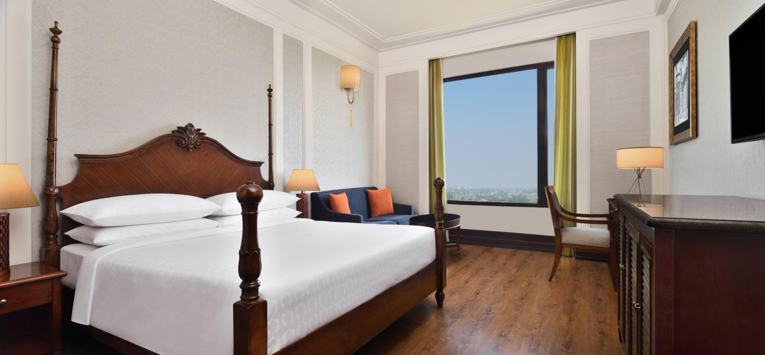 Deluxe King, Guest room, 1 King, Sofa bed, City view with Complimentary Two pints of beer once per stay and enjoy 20% off on Food & Beverages photo 3