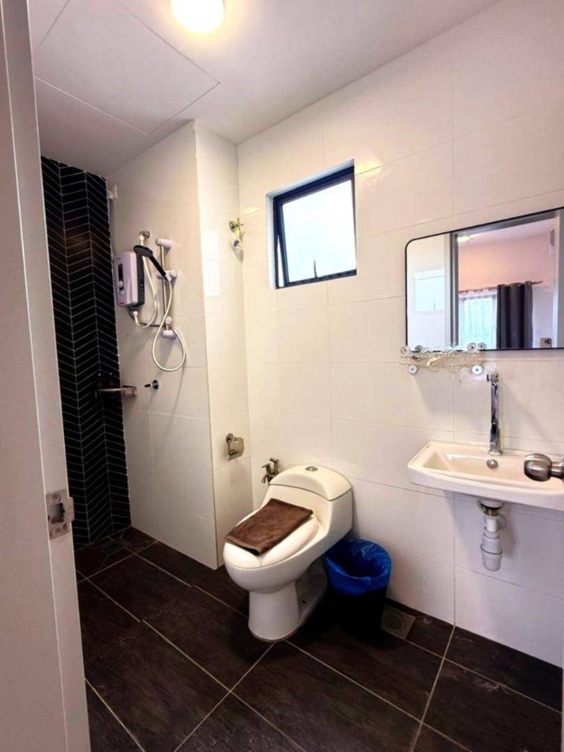 Comfort 3 Bedroom Suites - Photo 6