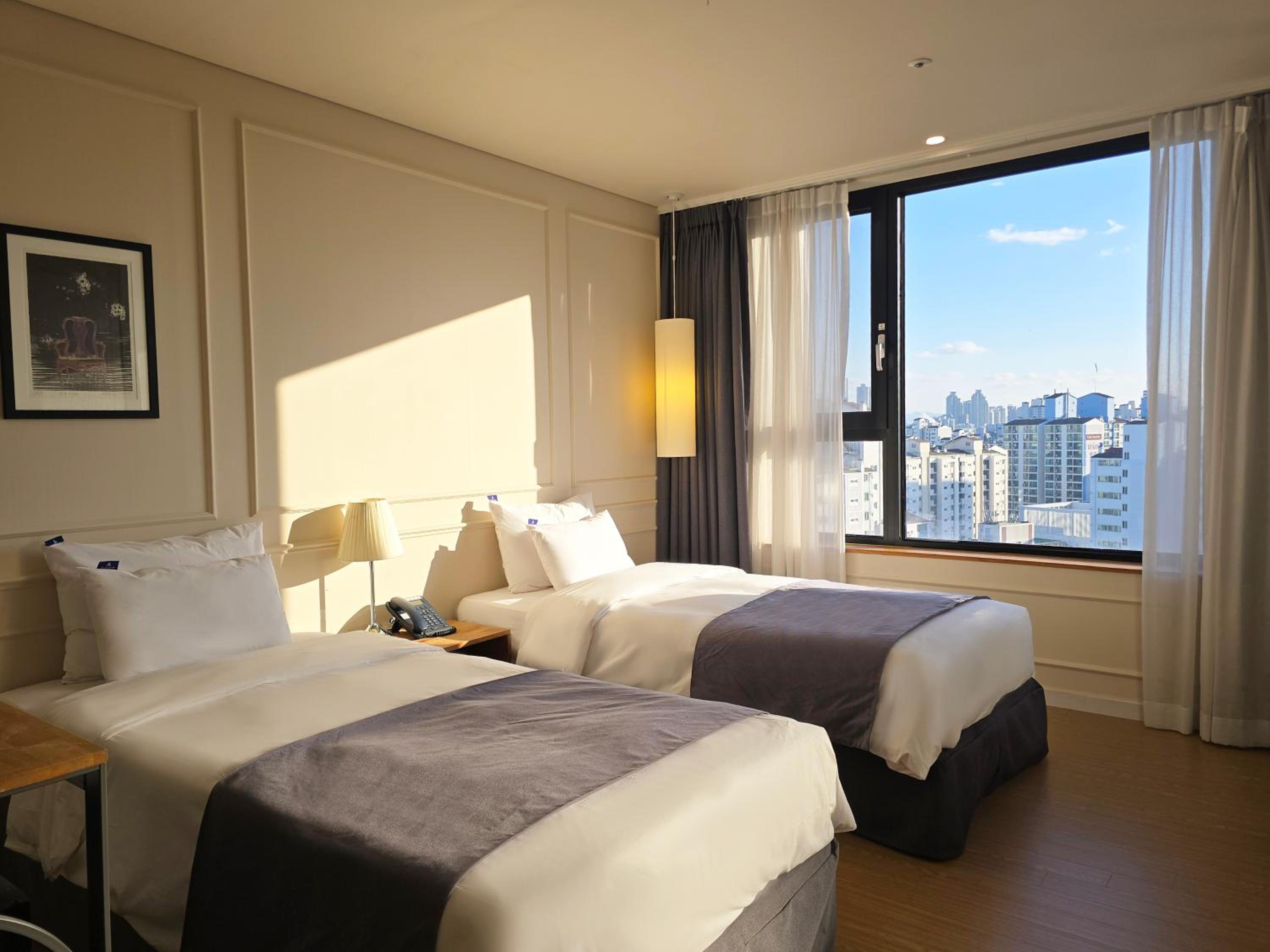 Deluxe Twin Room with City View