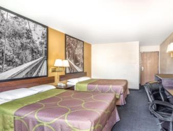 Queen Room with Two Queen Beds - Non-Smoking - Photo 5