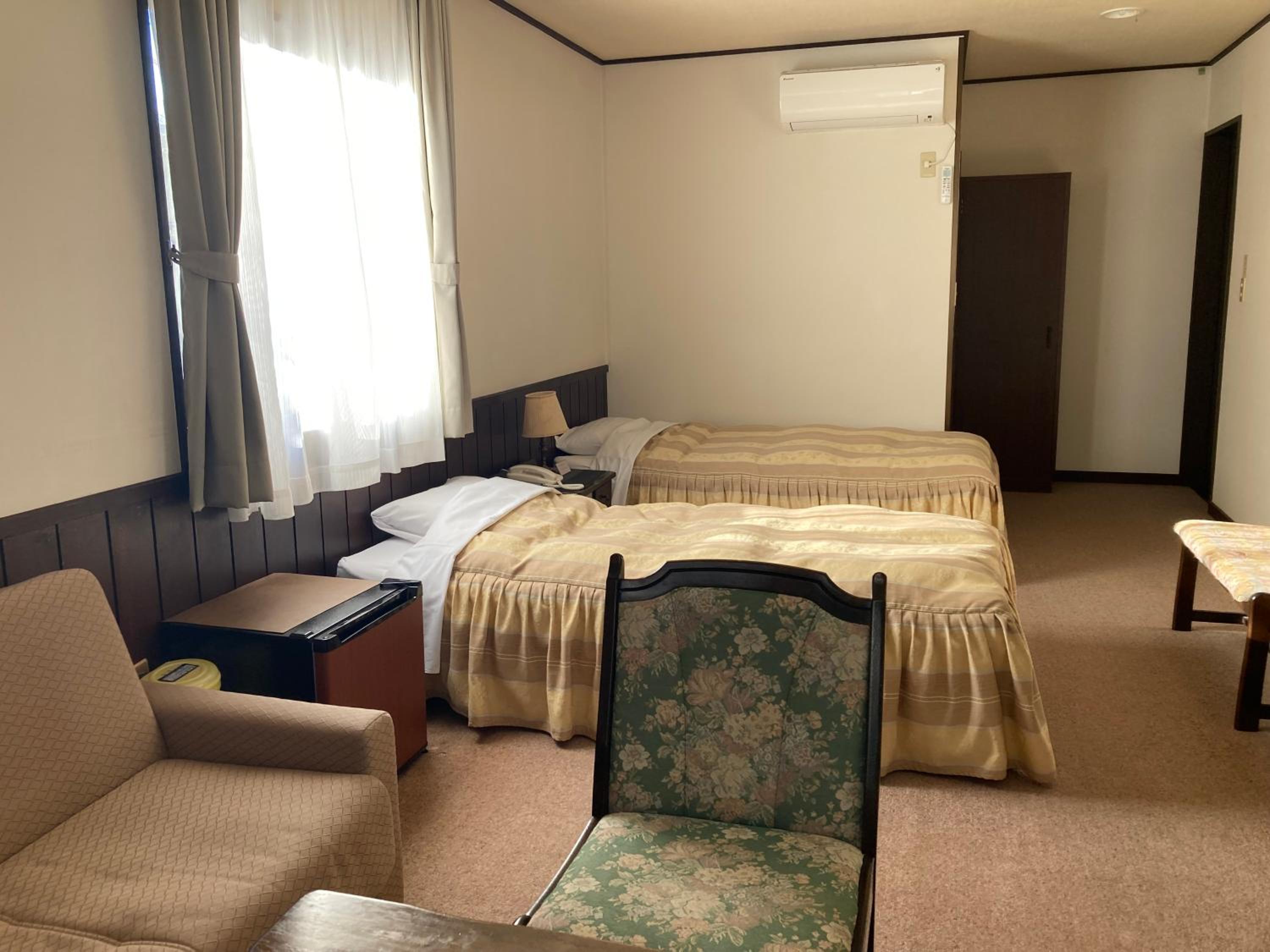 Quadruple Room with Bathroom - Photo 1