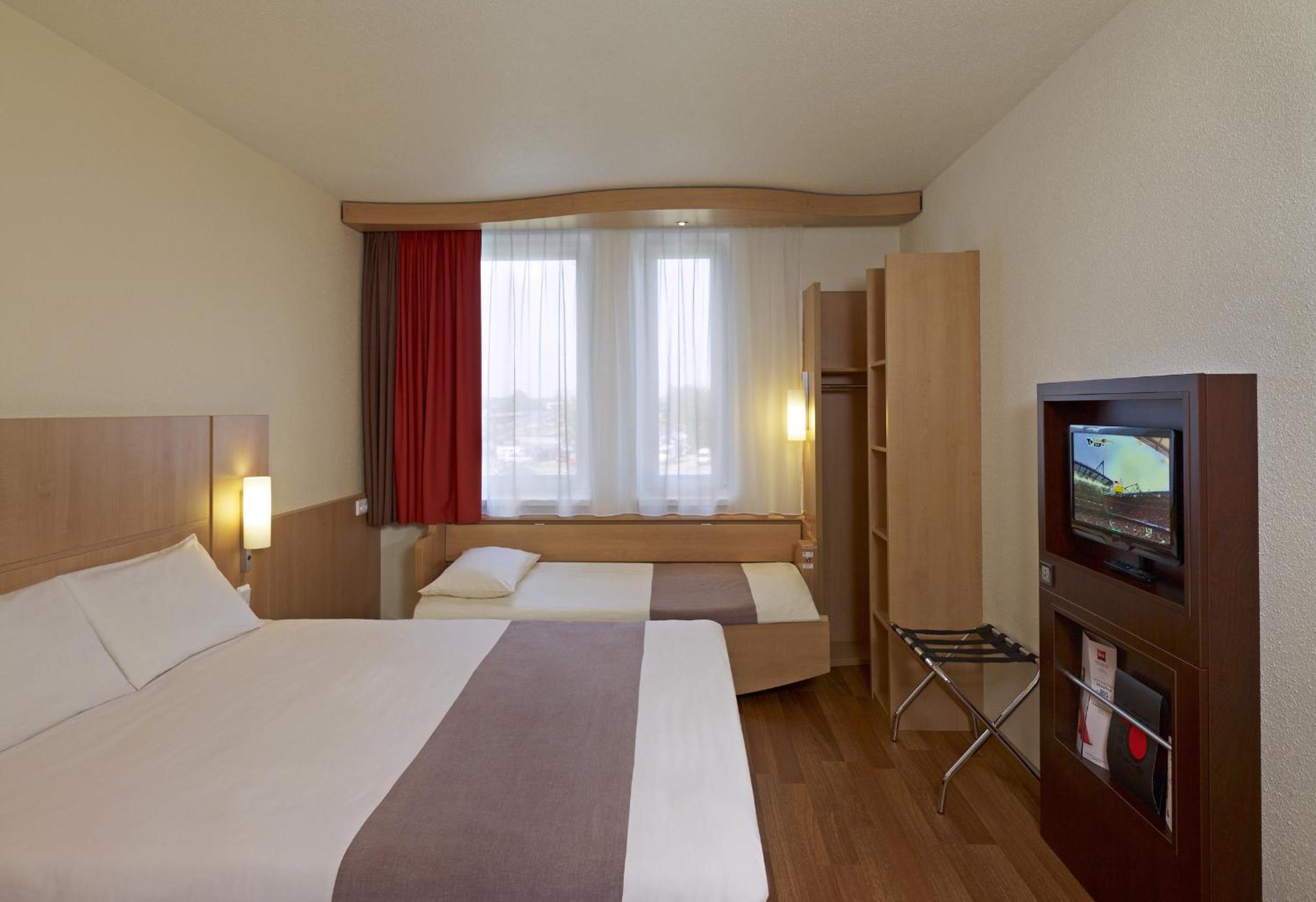 Standard Family Room with One Double Bed and One Single Bed - Photo 9