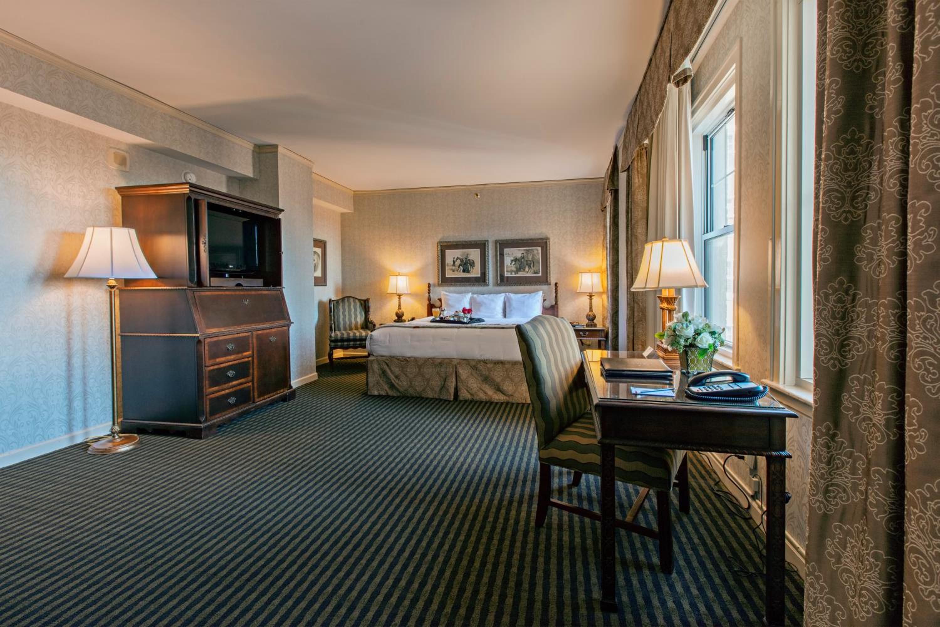 Deluxe King Room - Photo 2
