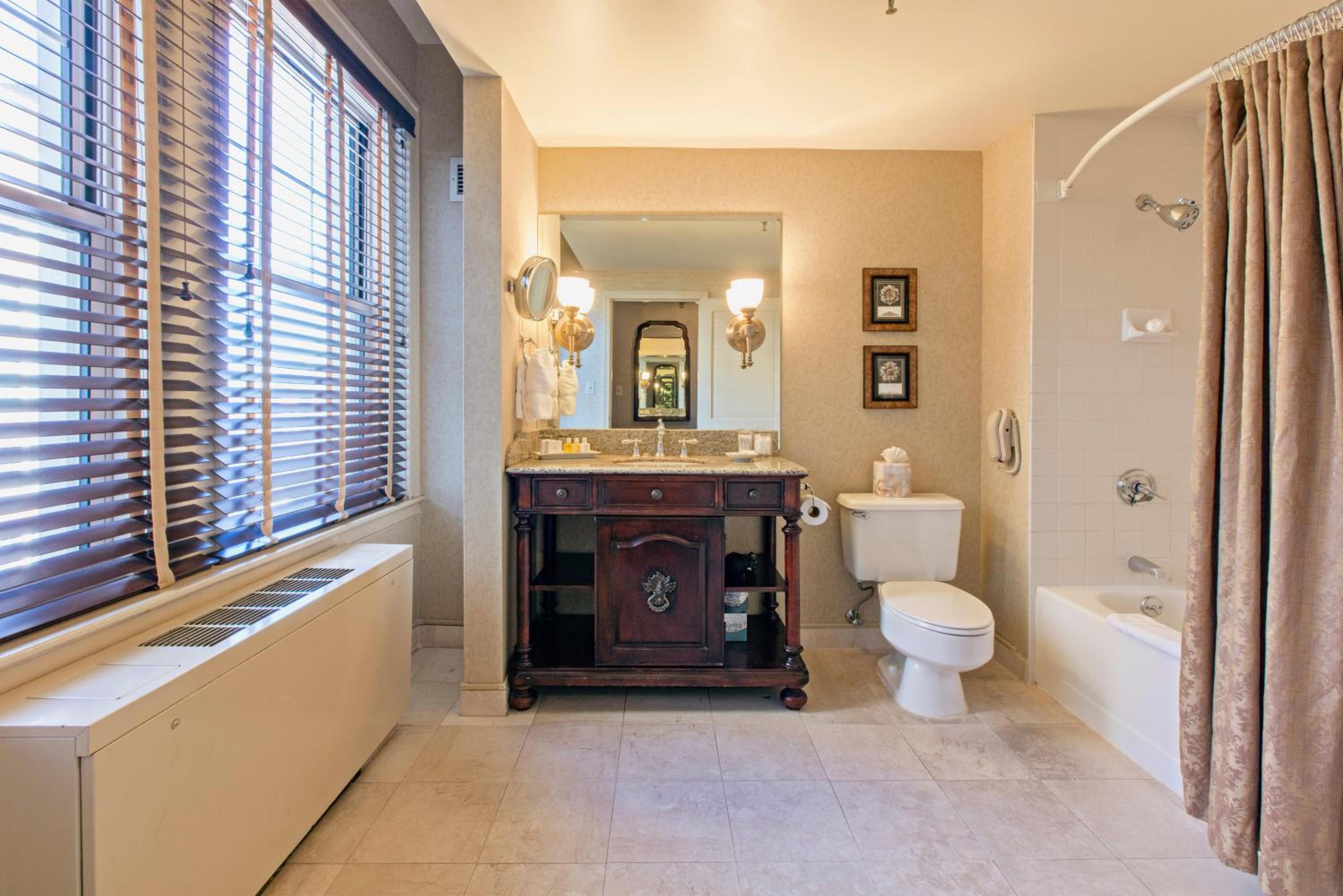 Luxury King Room - Photo 5