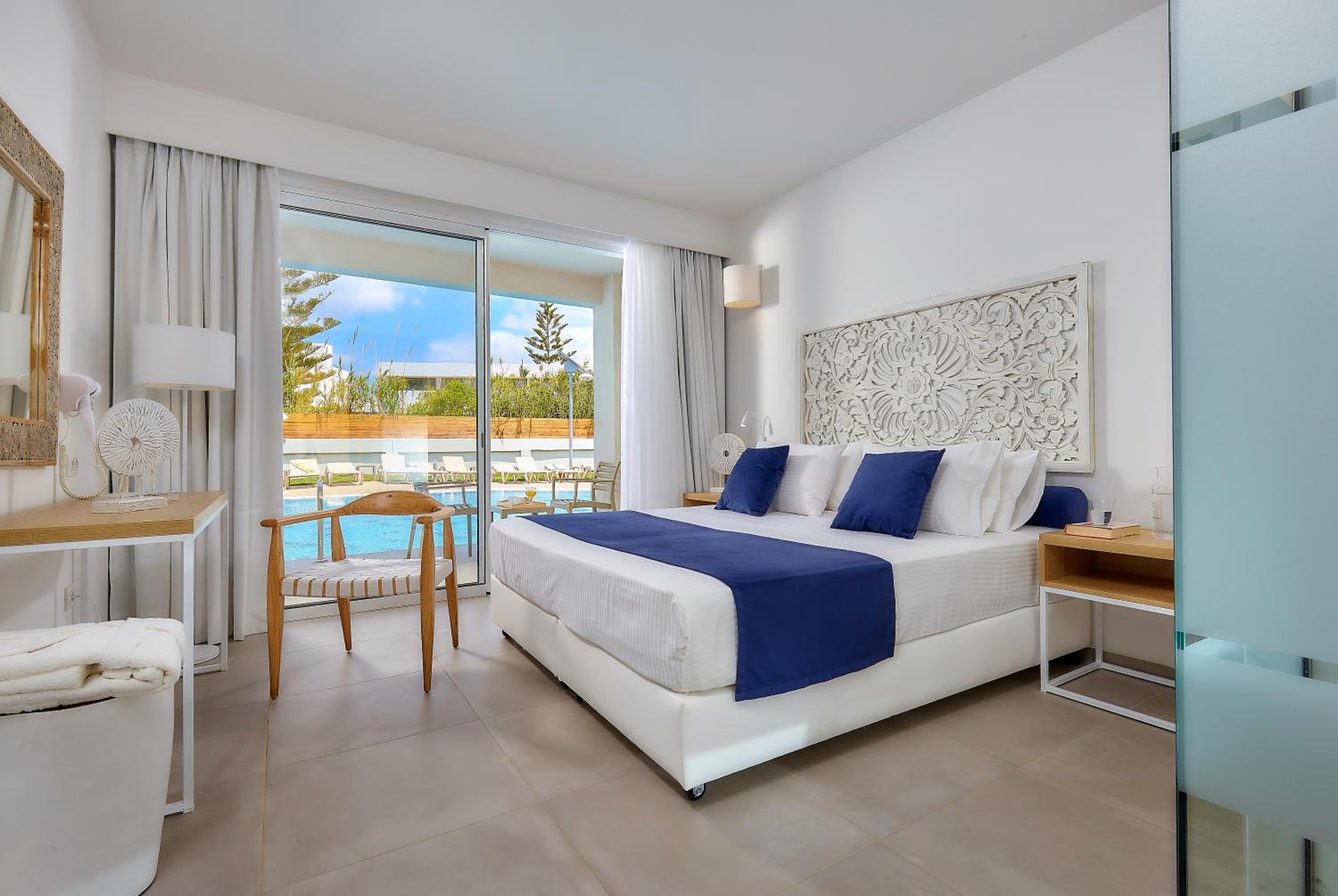 Junior Suite with Pool View - Photo 5