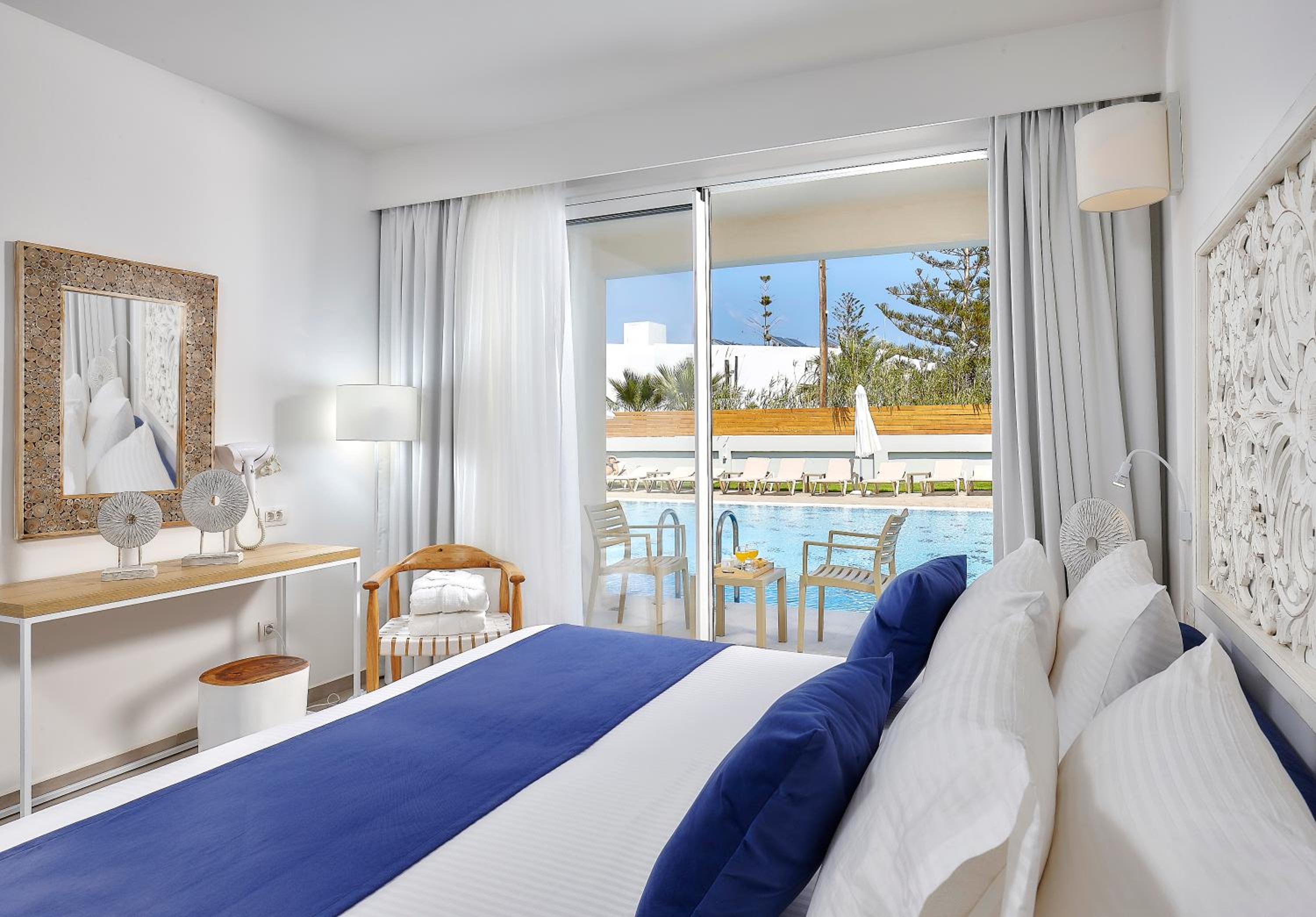 Junior Suite with Pool View - Photo 6