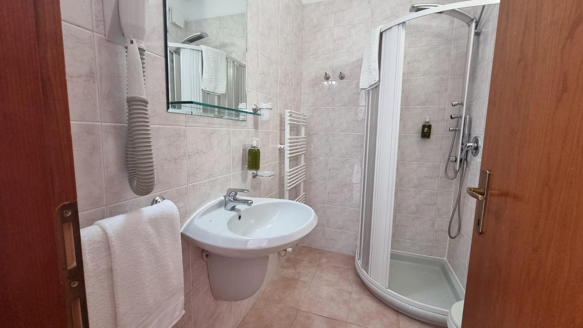 Double Room - Photo 3
