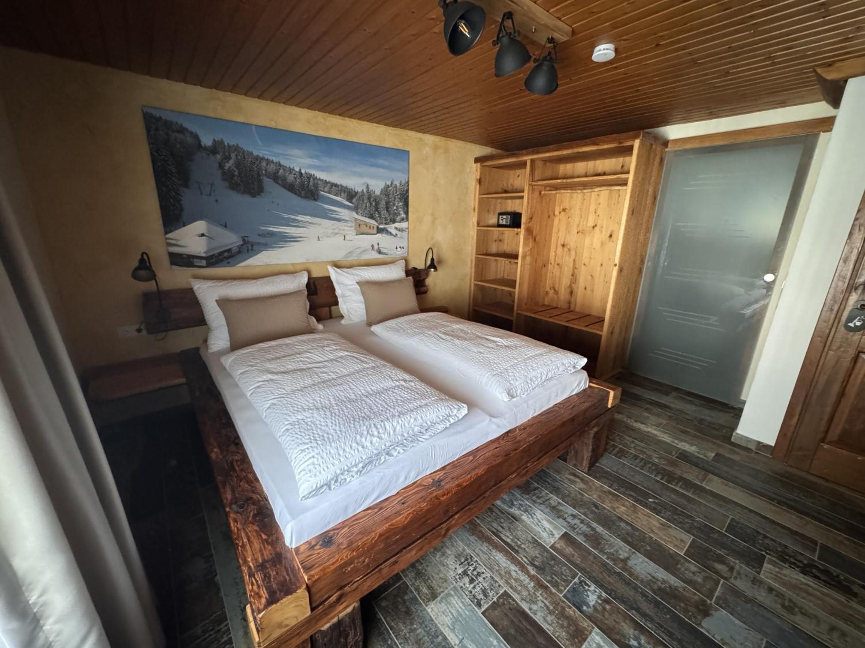 Deluxe Double Room with Shower - Photo 9