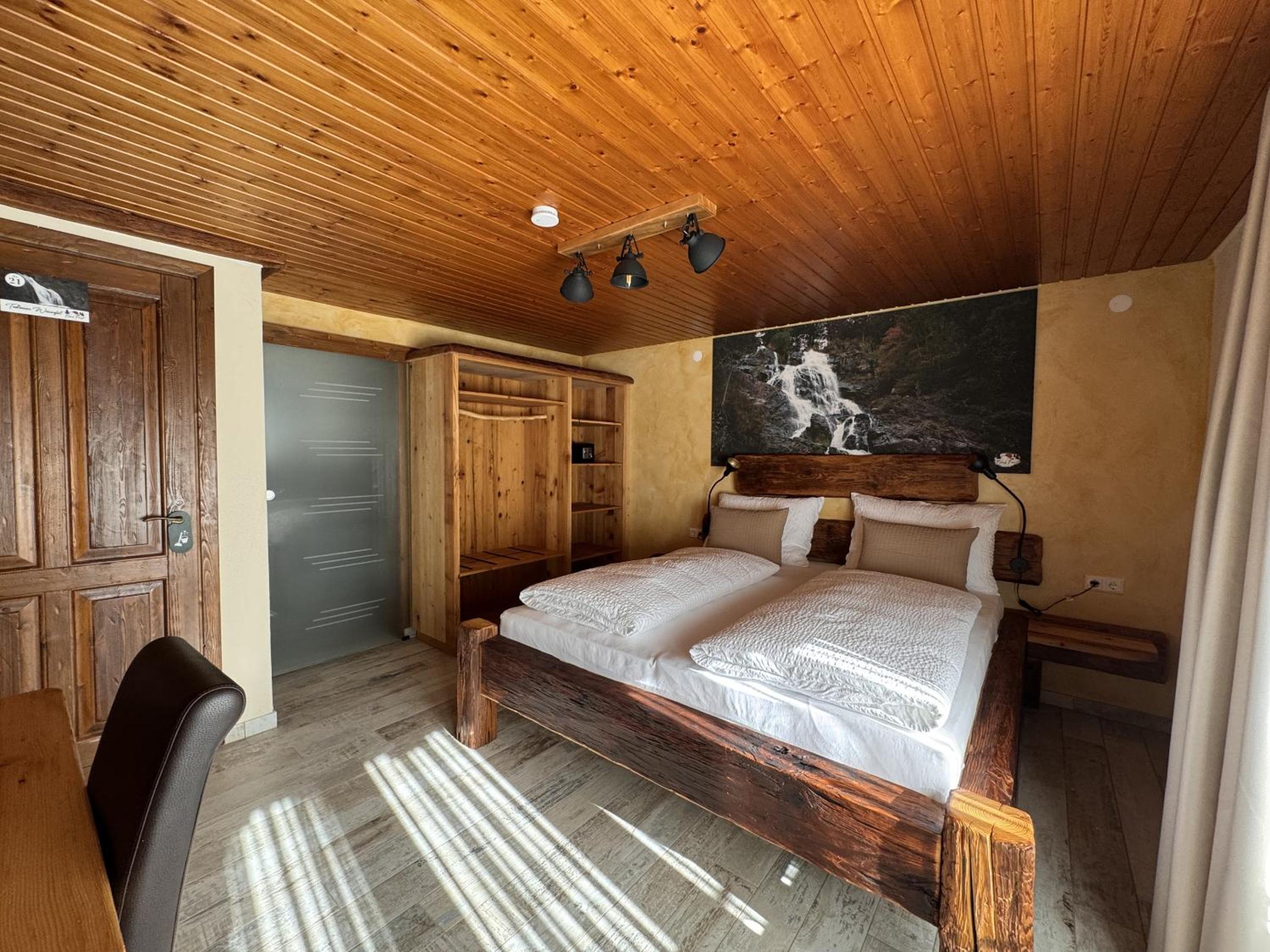 Deluxe Double Room with Shower - Photo 7